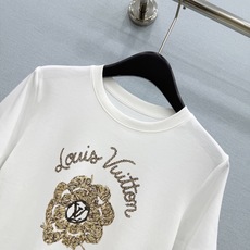 🛒𝐍𝐄𝐖 · 𝟐𝟎𝟐6/爆款现货【原单品质】Lv|2026新款印花短款T恤高订面料,百搭版型 ,上身的 🛒𝐍𝐄𝐖 · 𝟐𝟎𝟐6/爆款现货【原单品质】Lv|2026新款印花短款T恤高订面料,百搭版型 ,上身的
