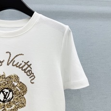 🛒𝐍𝐄𝐖 · 𝟐𝟎𝟐6/爆款现货【原单品质】Lv|2026新款印花短款T恤高订面料,百搭版型 ,上身的 🛒𝐍𝐄𝐖 · 𝟐𝟎𝟐6/爆款现货【原单品质】Lv|2026新款印花短款T恤高订面料,百搭版型 ,上身的