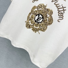 🛒𝐍𝐄𝐖 · 𝟐𝟎𝟐6/爆款现货【原单品质】Lv|2026新款印花短款T恤高订面料,百搭版型 ,上身的 🛒𝐍𝐄𝐖 · 𝟐𝟎𝟐6/爆款现货【原单品质】Lv|2026新款印花短款T恤高订面料,百搭版型 ,上身的
