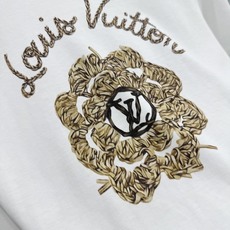 🛒𝐍𝐄𝐖 · 𝟐𝟎𝟐6/爆款现货【原单品质】Lv|2026新款印花短款T恤高订面料,百搭版型 ,上身的 🛒𝐍𝐄𝐖 · 𝟐𝟎𝟐6/爆款现货【原单品质】Lv|2026新款印花短款T恤高订面料,百搭版型 ,上身的