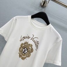 🛒𝐍𝐄𝐖 · 𝟐𝟎𝟐6/爆款现货【原单品质】Lv|2026新款印花T恤高订面料,百搭版型 ,上身的触感 🛒𝐍𝐄𝐖 · 𝟐𝟎𝟐6/爆款现货【原单品质】Lv|2026新款印花T恤高订面料,百搭版型 ,上身的触感