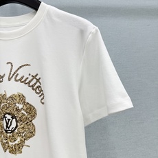 🛒𝐍𝐄𝐖 · 𝟐𝟎𝟐6/爆款现货【原单品质】Lv|2026新款印花T恤高订面料,百搭版型 ,上身的触感 🛒𝐍𝐄𝐖 · 𝟐𝟎𝟐6/爆款现货【原单品质】Lv|2026新款印花T恤高订面料,百搭版型 ,上身的触感