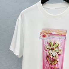 🛒𝐍𝐄𝐖 · 𝟐𝟎𝟐6/爆款现货【原单品质】L*|2026新款印花T恤高订面料,百搭版型 ,上身的触感 🛒𝐍𝐄𝐖 · 𝟐𝟎𝟐6/爆款现货【原单品质】L*|2026新款印花T恤高订面料,百搭版型 ,上身的触感