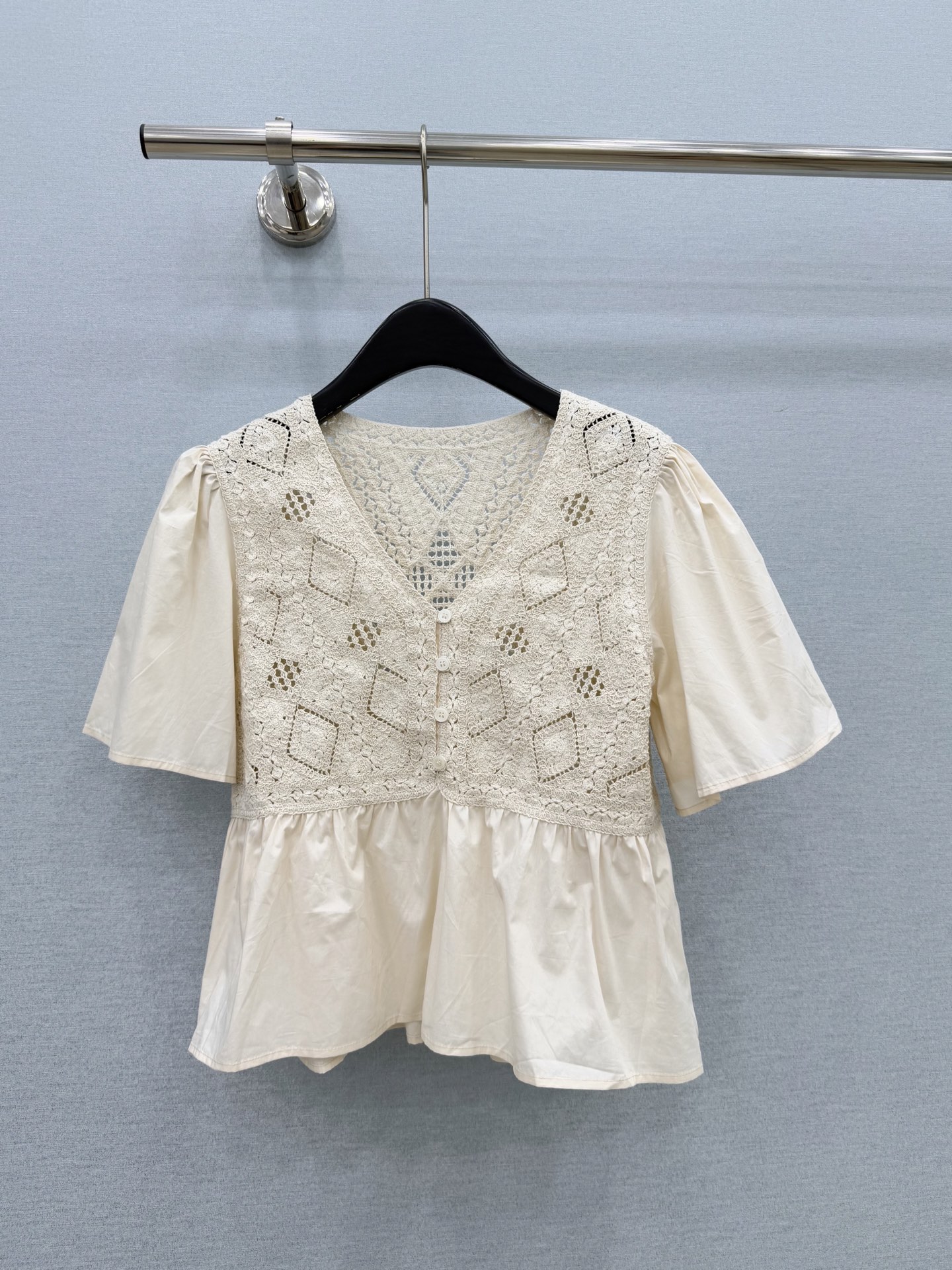 🛒𝐍𝐄𝐖 · 𝟐𝟎𝟐6/爆款现货原单品质 小众*｜2026新品水溶刺绣衬衫 精致版型，高级肌理细腻 极简