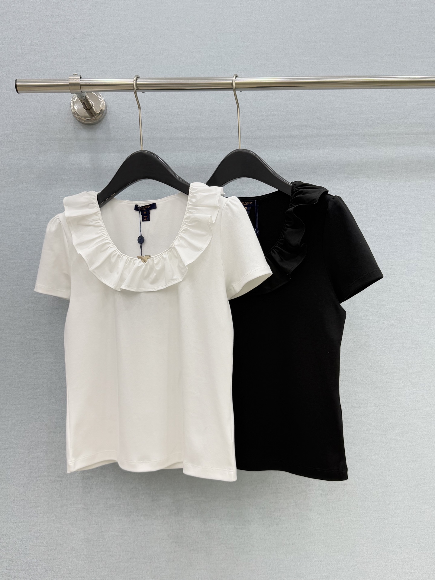 🛒𝐍𝐄𝐖 · 𝟐𝟎𝟐6/爆款现货【原单品质】L*｜2026新款荷叶边T恤高订面料，百搭版型  ，上身的触