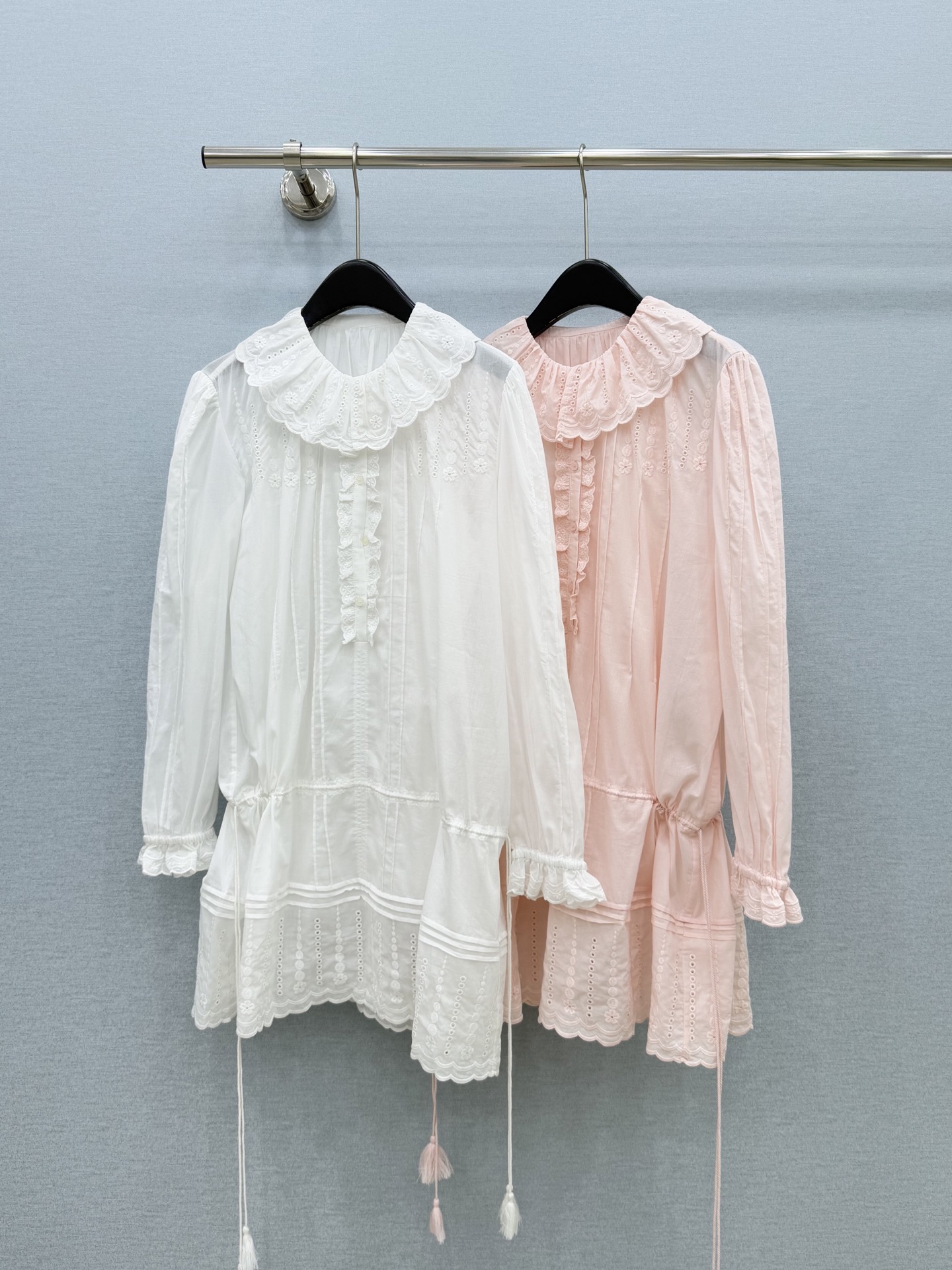 🛒𝐍𝐄𝐖 · 𝟐𝟎𝟐6/爆款现货原单品质  小众｜26经典刺绣花边衬衫收腰连衣裙法式极致穿搭最新系列单品