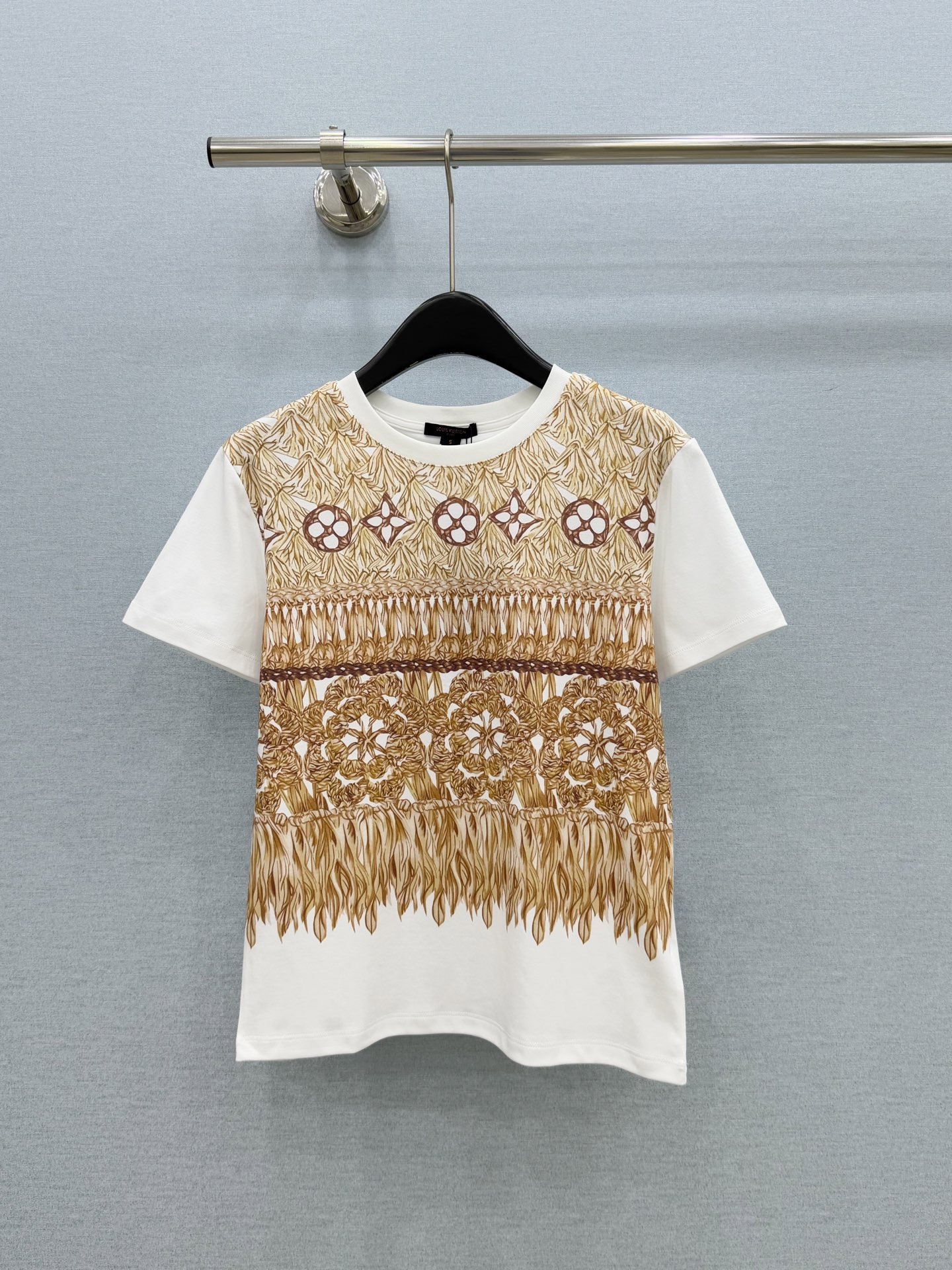 🛒𝐍𝐄𝐖 · 𝟐𝟎𝟐6/爆款现货【原单品质】Lv｜2026新款印花T恤高订面料，百搭版型  ，上身的触感