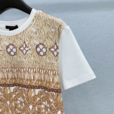 🛒𝐍𝐄𝐖 · 𝟐𝟎𝟐6/爆款现货【原单品质】Lv|2026新款印花T恤高订面料,百搭版型 ,上身的触感 🛒𝐍𝐄𝐖 · 𝟐𝟎𝟐6/爆款现货【原单品质】Lv|2026新款印花T恤高订面料,百搭版型 ,上身的触感