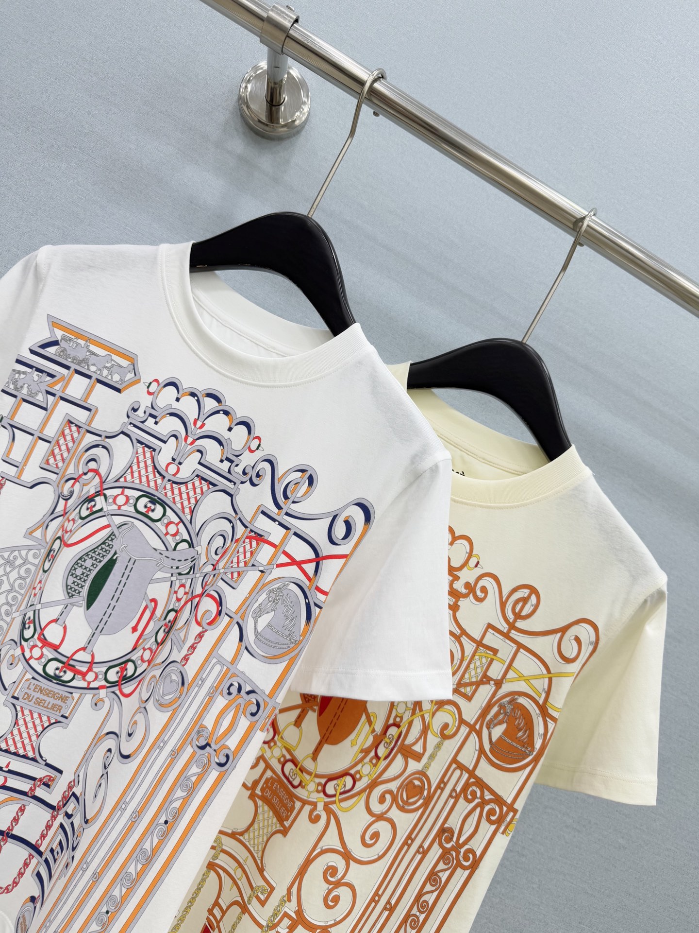 🛒𝐍𝐄𝐖 · 𝟐𝟎𝟐6/爆款现货 【原单品质】 Her*｜2026新款撞色印花T恤 高订面料，百搭版型  ，上身的触感谁