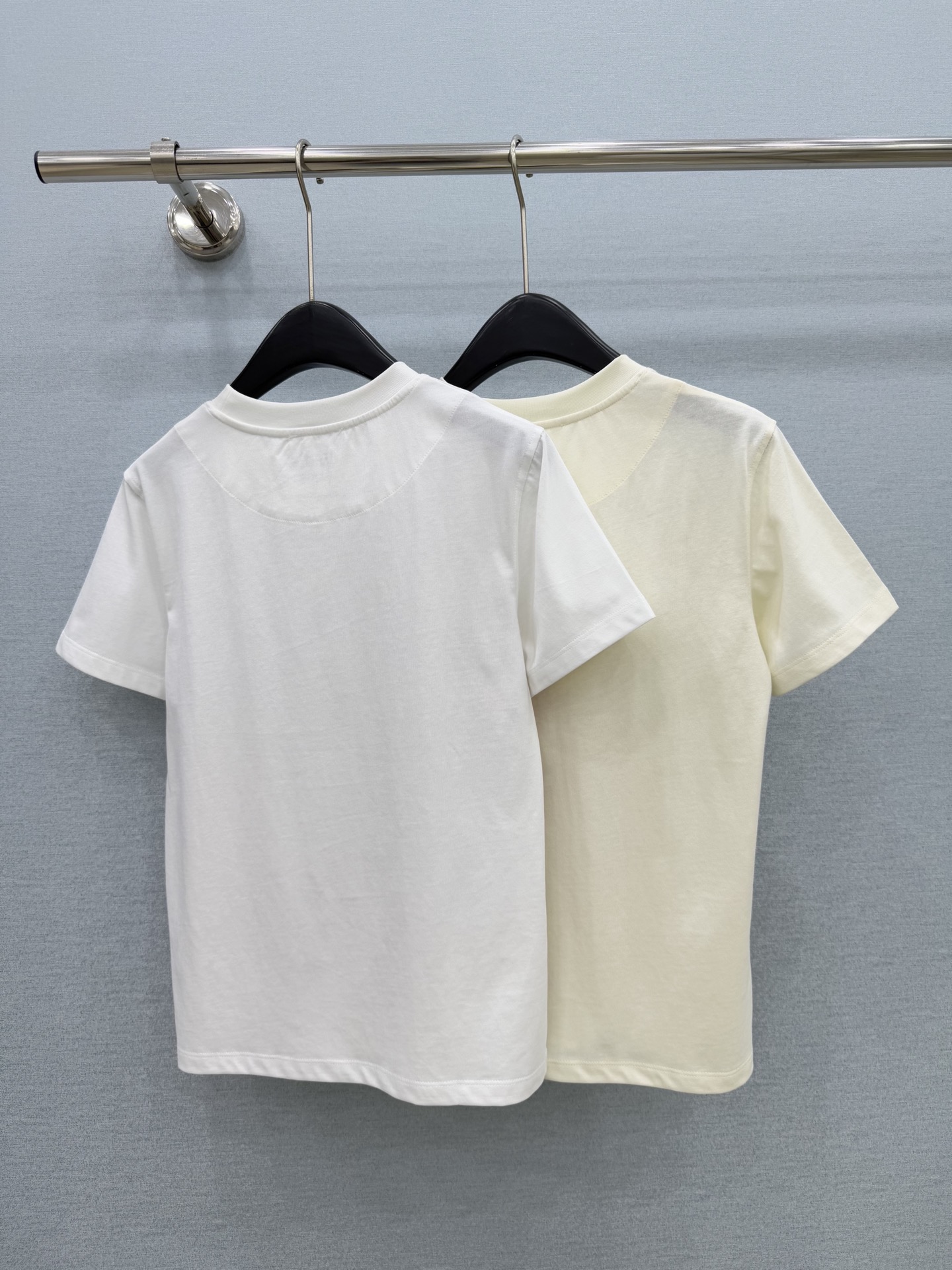 🛒𝐍𝐄𝐖 · 𝟐𝟎𝟐6/爆款现货 【原单品质】 Her*｜2026新款撞色印花T恤 高订面料，百搭版型  ，上身的触感谁