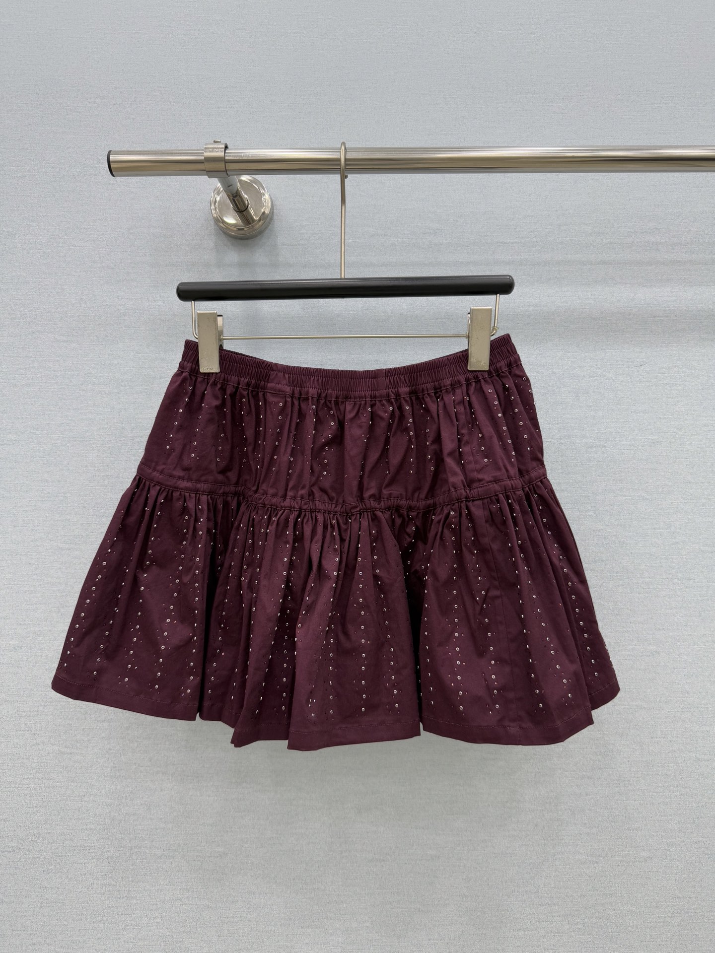 🛒𝐍𝐄𝐖 · 𝟐𝟎𝟐6/爆款现货 原单品质  小众*｜2026新品烫钻压褶半裙 精致版型，高级肌理细腻  极简主义常规剪