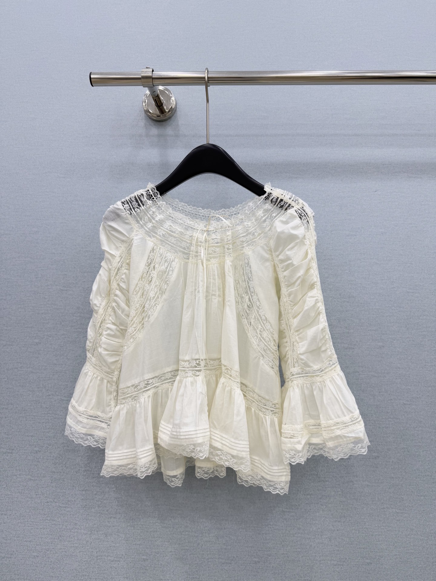 🛒𝐍𝐄𝐖 · 𝟐𝟎𝟐6/爆款现货 原单品质  小众*｜2026新品蕾丝花边拼接系带刺绣衬衫 精致版型，高级肌理细腻  极