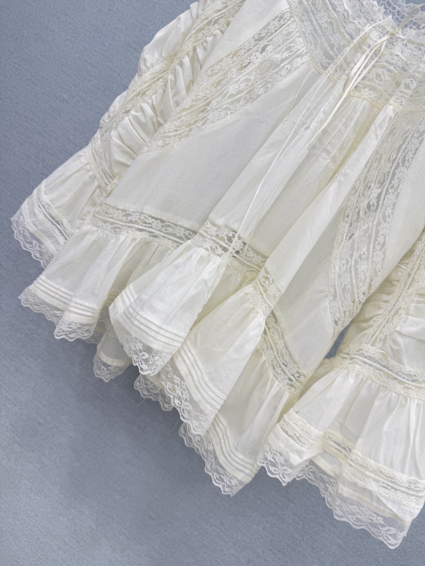 🛒𝐍𝐄𝐖 · 𝟐𝟎𝟐6/爆款现货 原单品质  小众*｜2026新品蕾丝花边拼接系带刺绣衬衫 精致版型，高级肌理细腻  极
