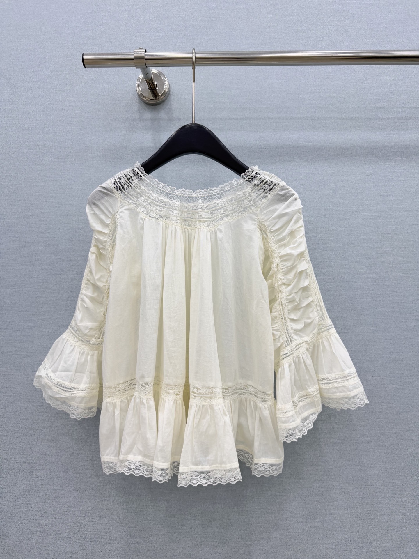 🛒𝐍𝐄𝐖 · 𝟐𝟎𝟐6/爆款现货 原单品质  小众*｜2026新品蕾丝花边拼接系带刺绣衬衫 精致版型，高级肌理细腻  极