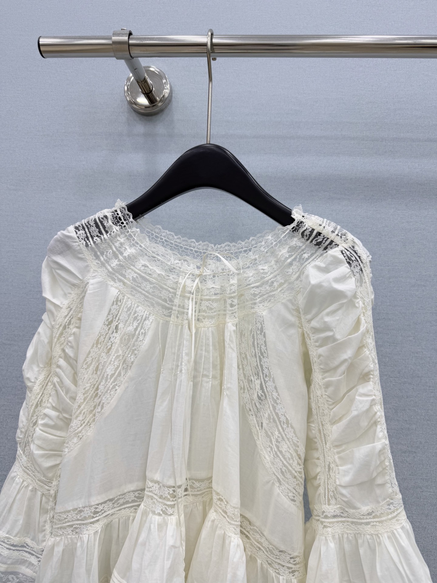 🛒𝐍𝐄𝐖 · 𝟐𝟎𝟐6/爆款现货 原单品质  小众*｜2026新品蕾丝花边拼接系带刺绣衬衫 精致版型，高级肌理细腻  极