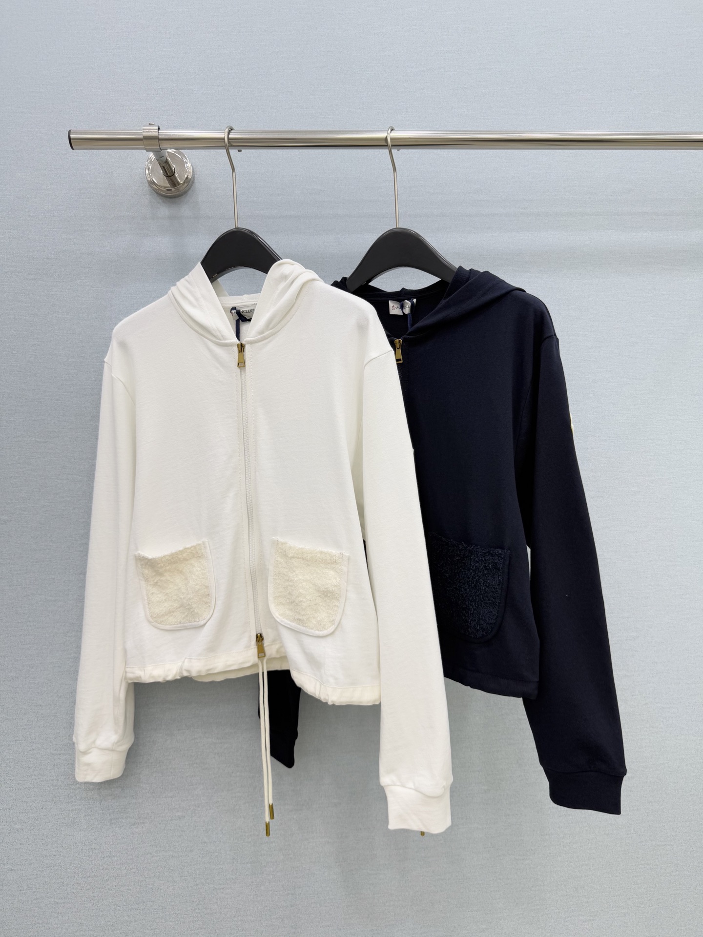 🛒𝐍𝐄𝐖 · 𝟐𝟎𝟐6/爆款现货 【原单品质】M*｜26秋冬带帽双拉链撞色外套 代购爆款 非常实用经典的单品 休闲范儿超