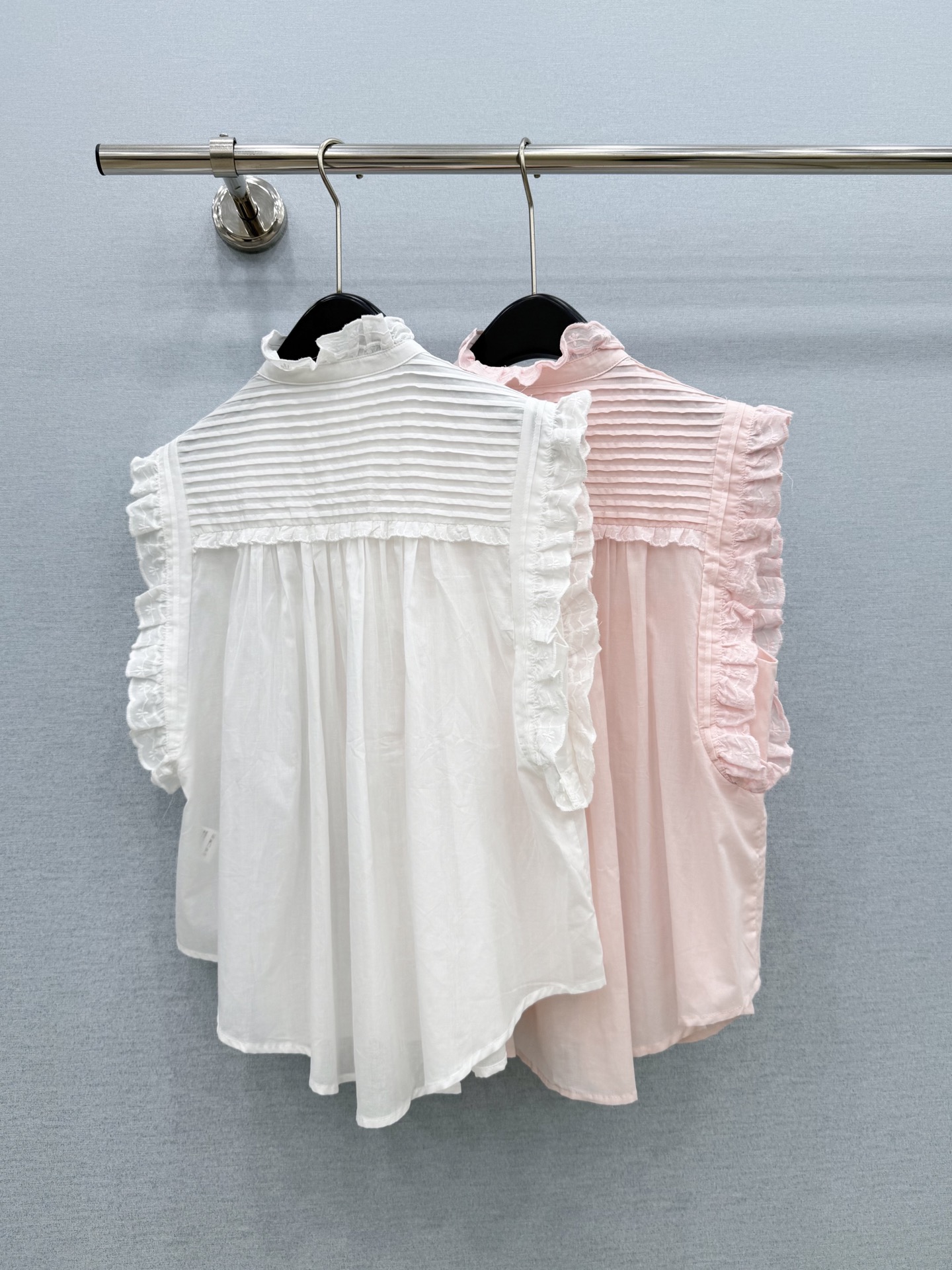 🛒𝐍𝐄𝐖 · 𝟐𝟎𝟐6/爆款现货 原单品质 小众*｜2026新品荷叶边无袖衬衫 精致版型，高级肌理细腻  极简主义常规剪