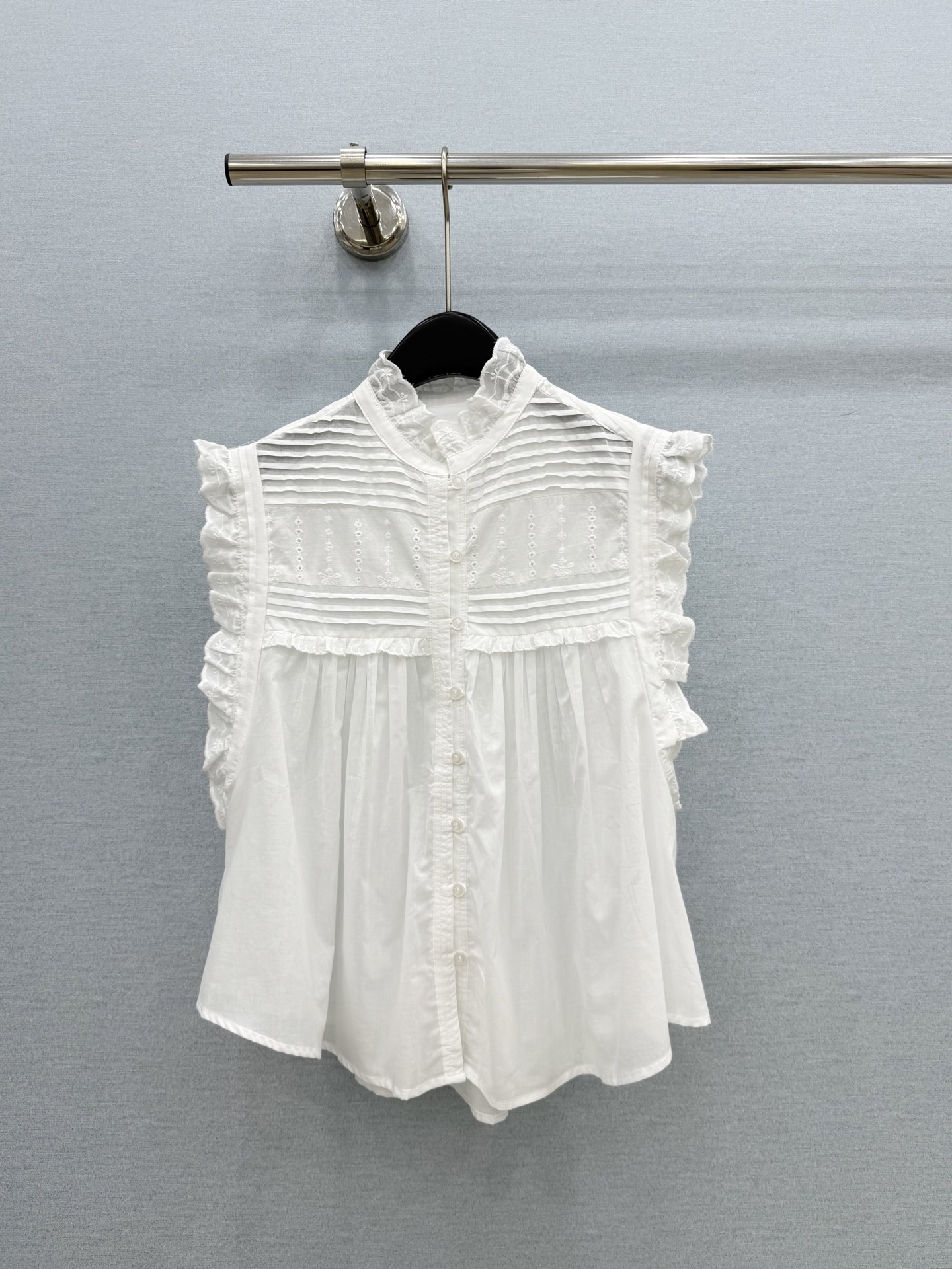 🛒𝐍𝐄𝐖 · 𝟐𝟎𝟐6/爆款现货 原单品质 小众*｜2026新品荷叶边无袖衬衫 精致版型，高级肌理细腻  极简主义常规剪
