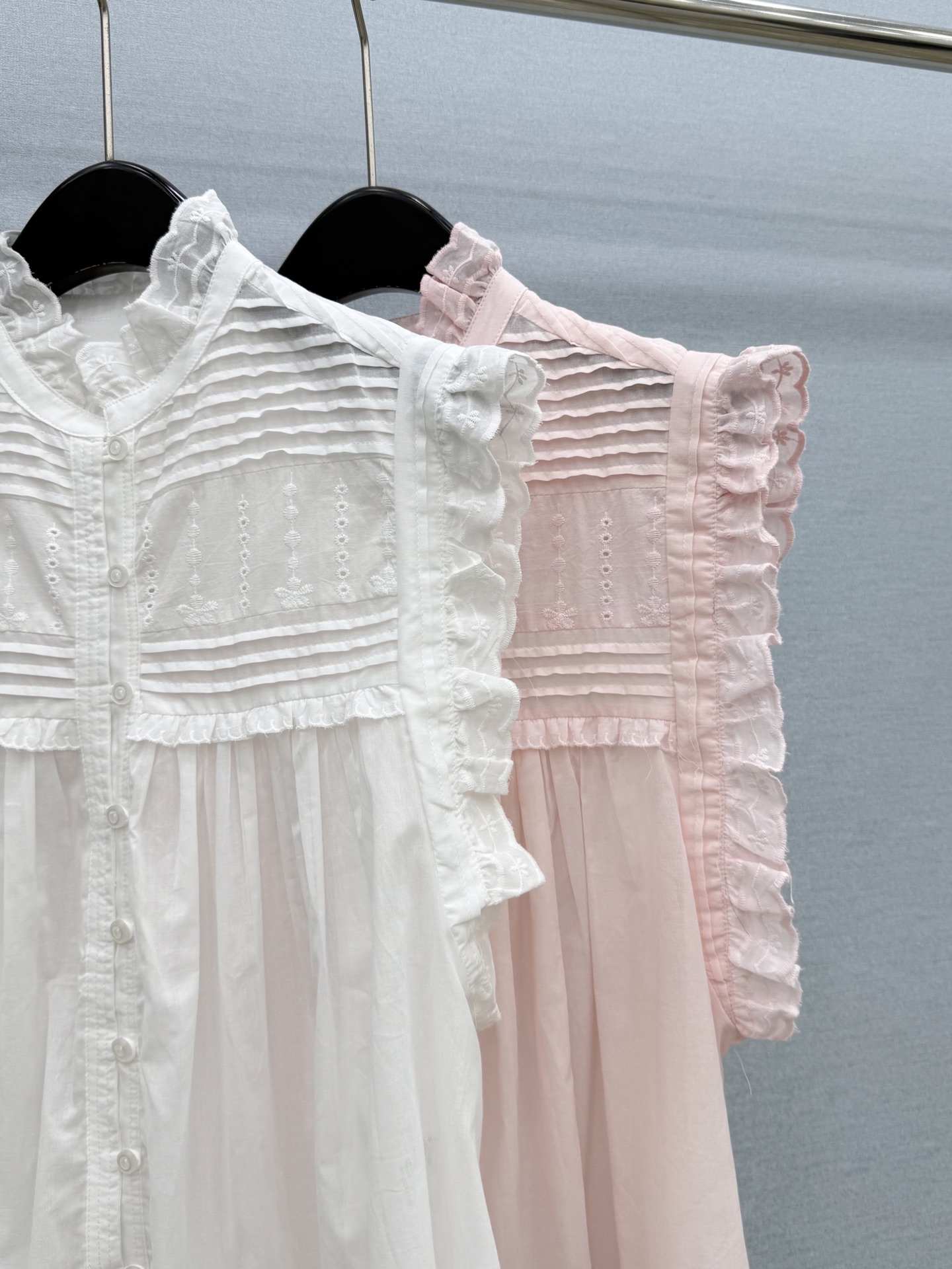 🛒𝐍𝐄𝐖 · 𝟐𝟎𝟐6/爆款现货 原单品质 小众*｜2026新品荷叶边无袖衬衫 精致版型，高级肌理细腻  极简主义常规剪