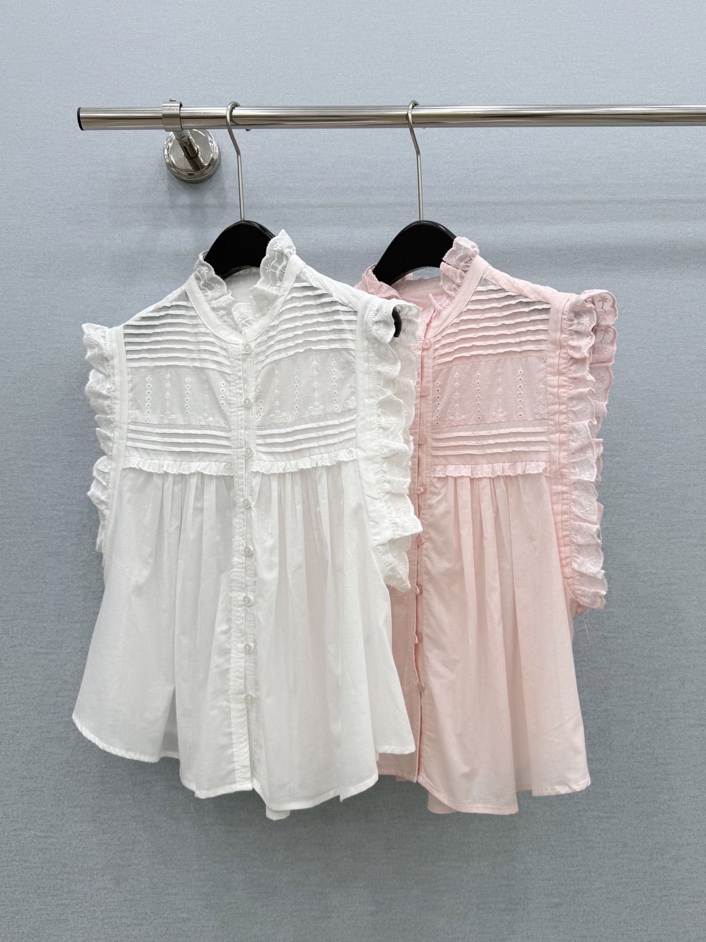 🛒𝐍𝐄𝐖 · 𝟐𝟎𝟐6/爆款现货 原单品质 小众*｜2026新品荷叶边无袖衬衫 精致版型，高级肌理细腻  极简主义常规剪