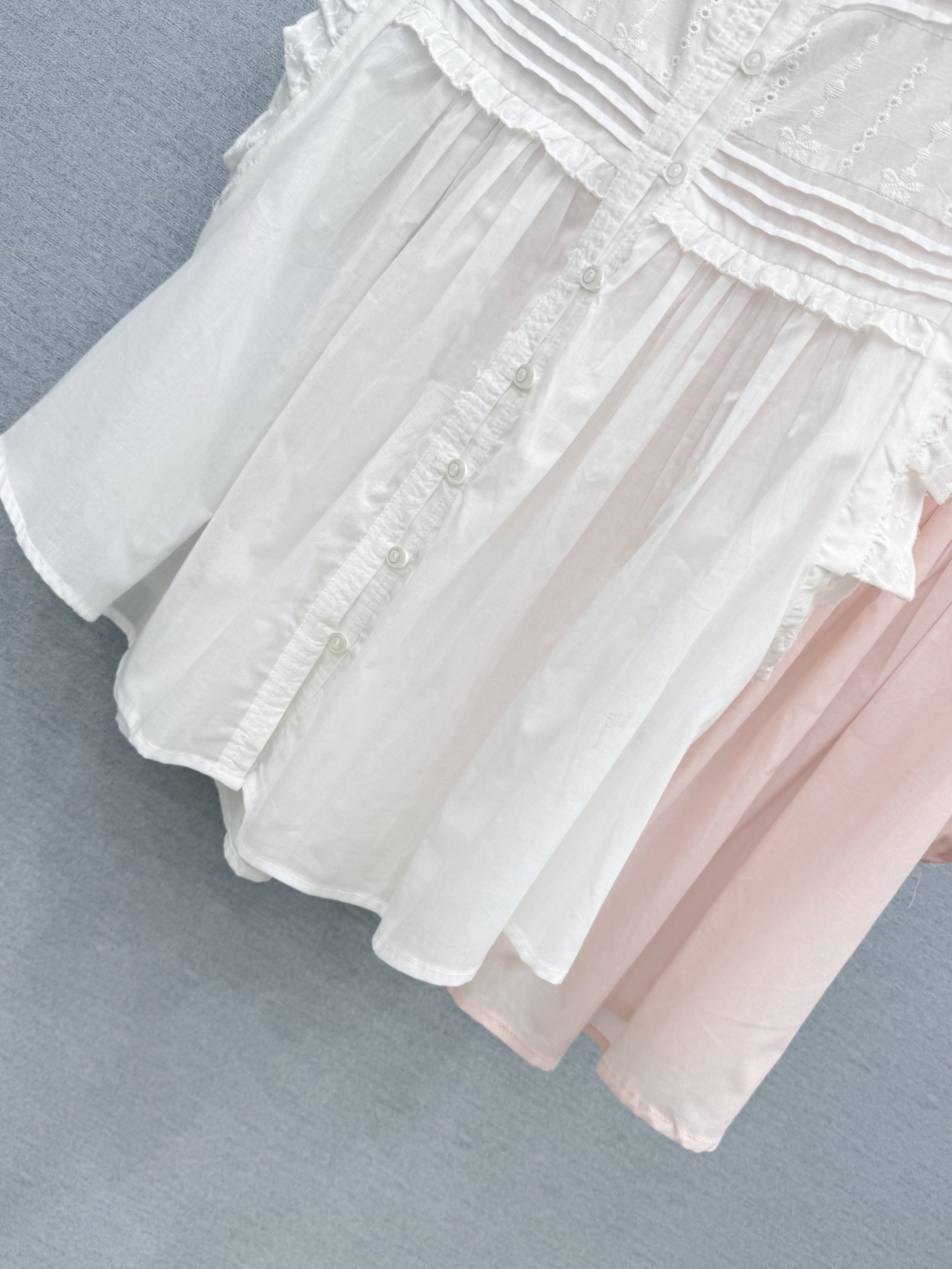 🛒𝐍𝐄𝐖 · 𝟐𝟎𝟐6/爆款现货 原单品质 小众*｜2026新品荷叶边无袖衬衫 精致版型，高级肌理细腻  极简主义常规剪