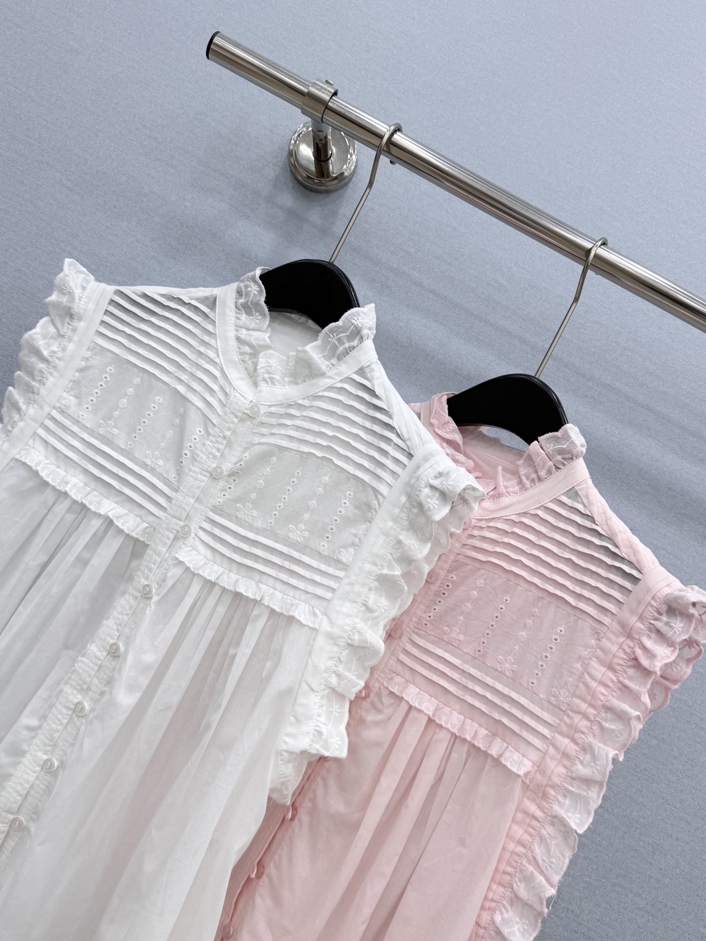 🛒𝐍𝐄𝐖 · 𝟐𝟎𝟐6/爆款现货 原单品质 小众*｜2026新品荷叶边无袖衬衫 精致版型，高级肌理细腻  极简主义常规剪