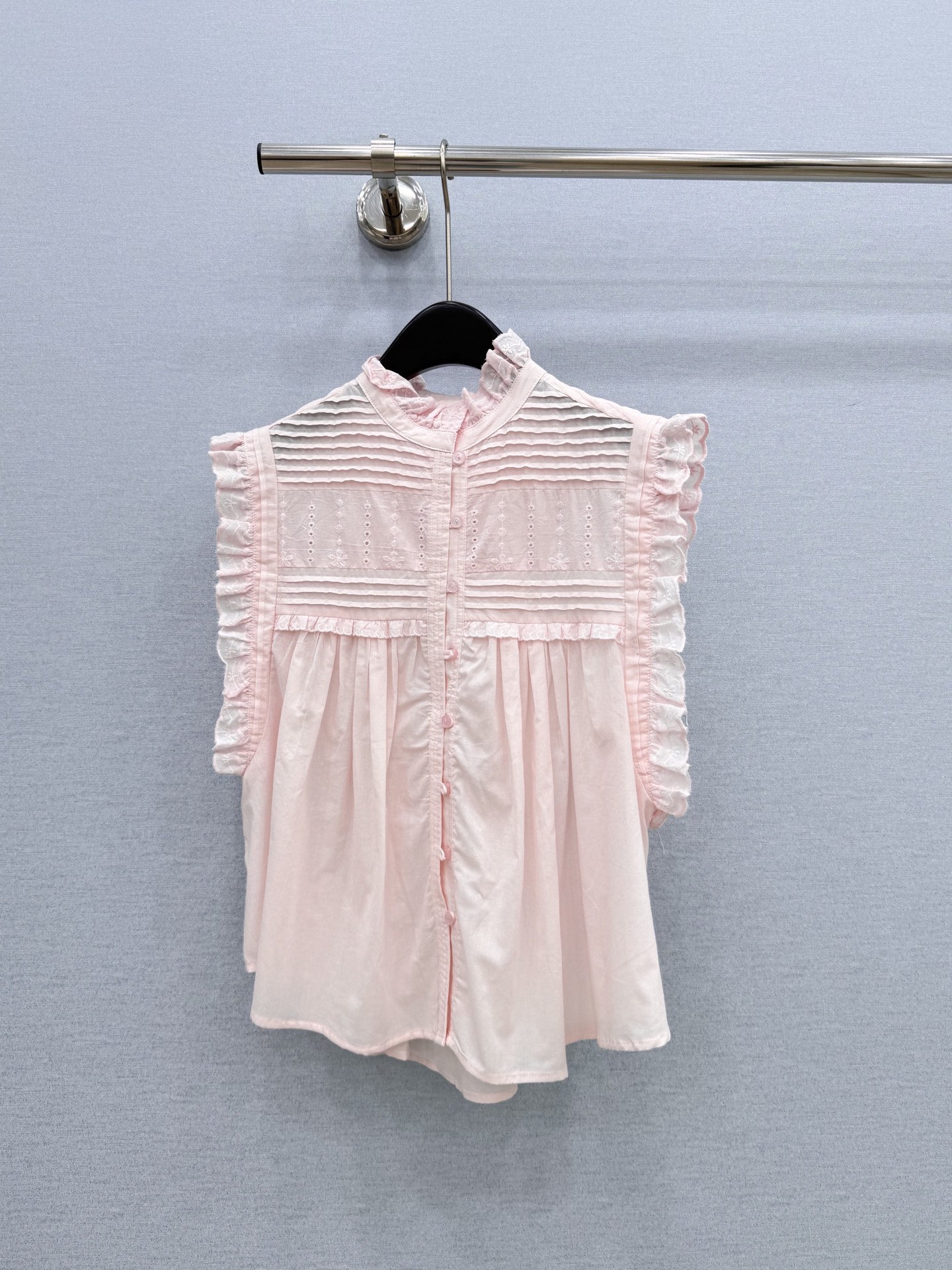 🛒𝐍𝐄𝐖 · 𝟐𝟎𝟐6/爆款现货 原单品质 小众*｜2026新品荷叶边无袖衬衫 精致版型，高级肌理细腻  极简主义常规剪