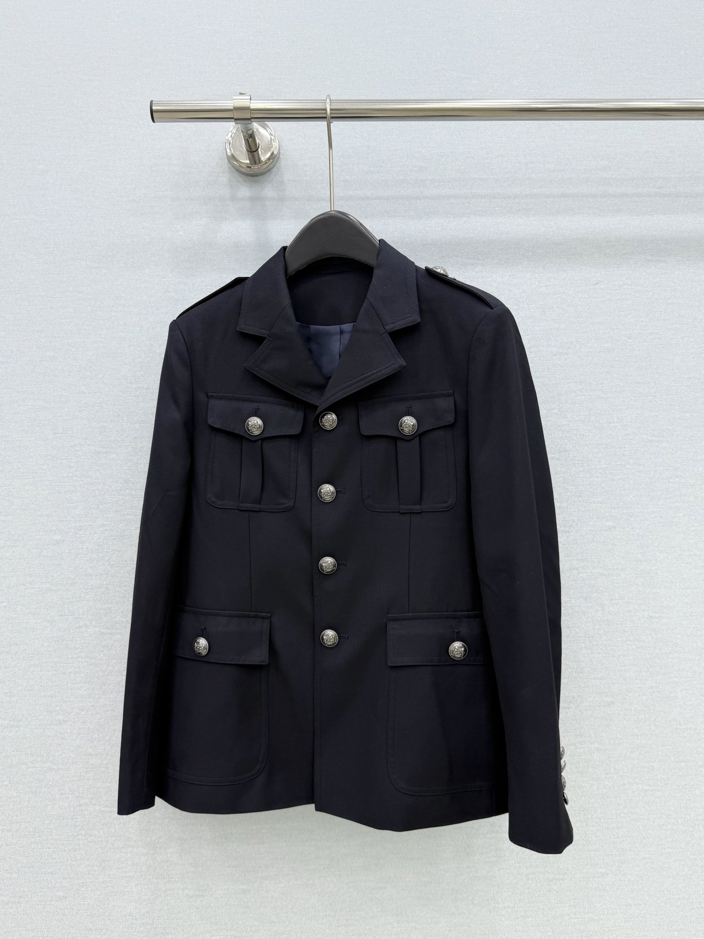 🛒𝐍𝐄𝐖 · 𝟐𝟎𝟐6/爆款现货 原单品质  小众｜26秋冬肩章款定制纽扣西装外套 酷酷的百搭单品 流畅的线条结构 拿捏