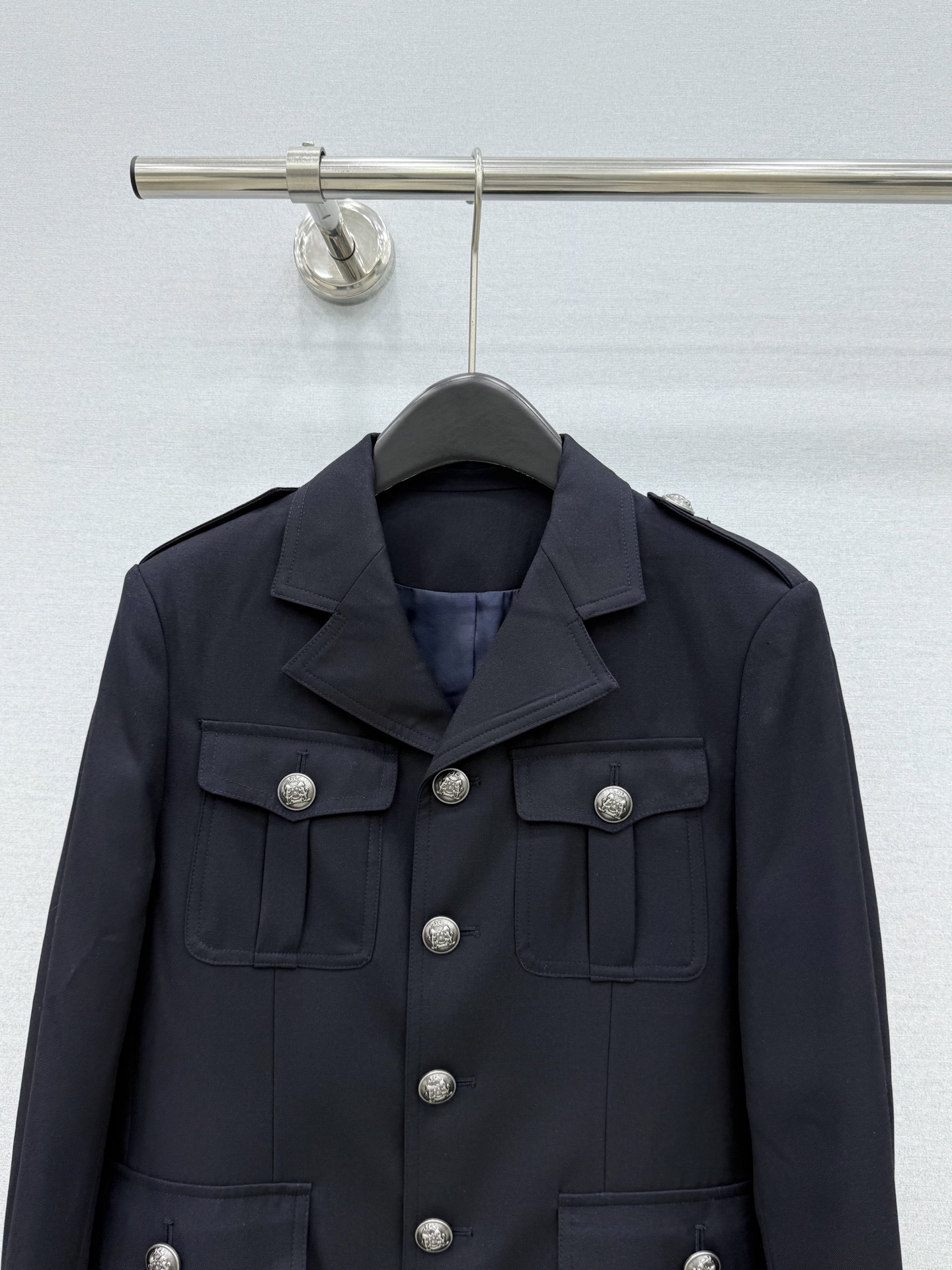 🛒𝐍𝐄𝐖 · 𝟐𝟎𝟐6/爆款现货 原单品质  小众｜26秋冬肩章款定制纽扣西装外套 酷酷的百搭单品 流畅的线条结构 拿捏