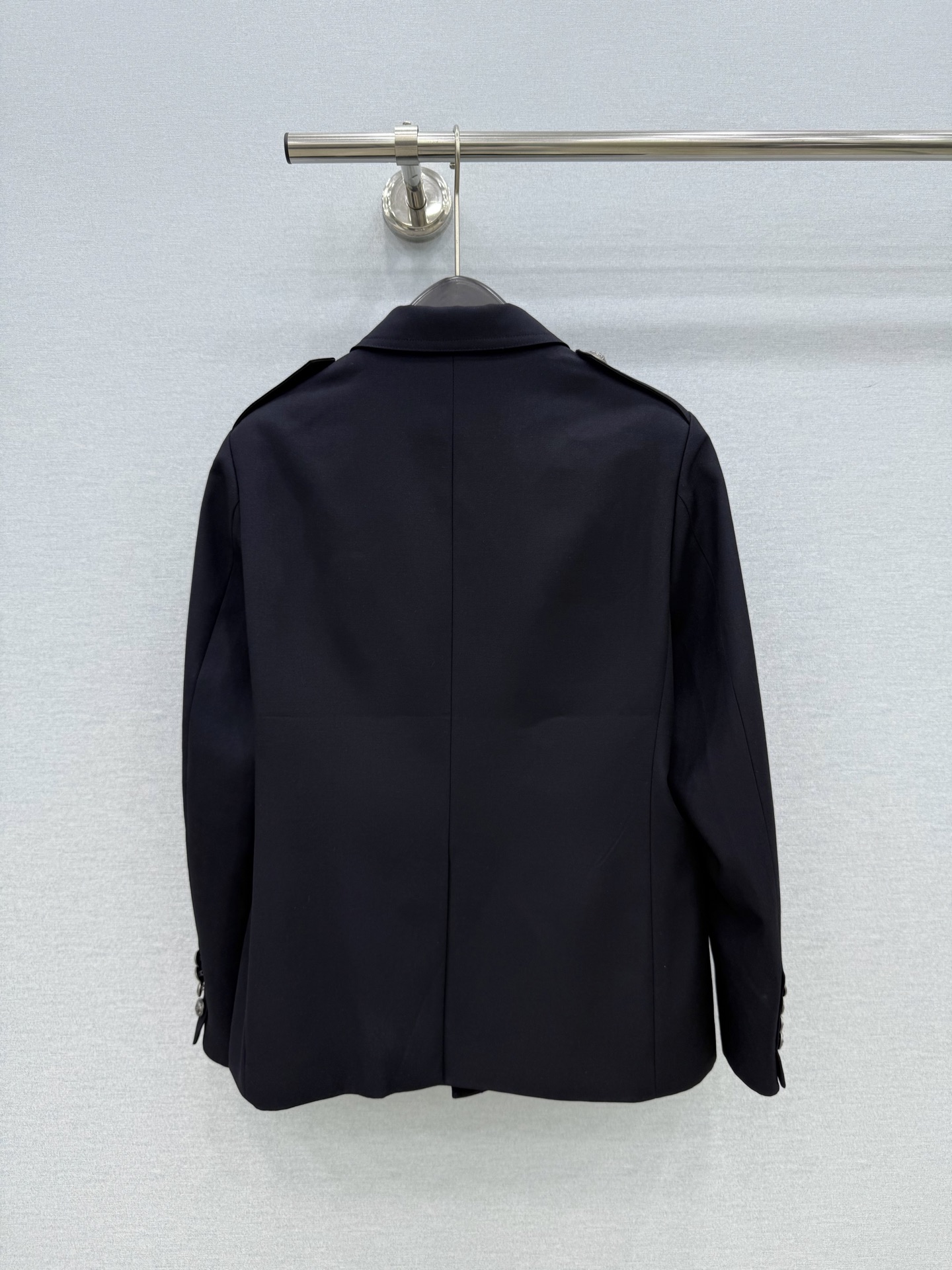 🛒𝐍𝐄𝐖 · 𝟐𝟎𝟐6/爆款现货 原单品质  小众｜26秋冬肩章款定制纽扣西装外套 酷酷的百搭单品 流畅的线条结构 拿捏