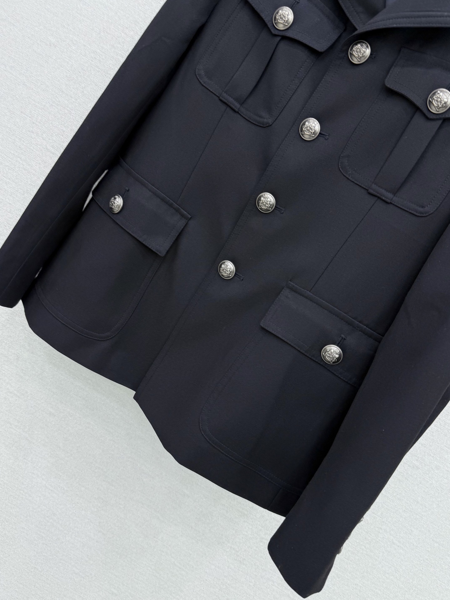 🛒𝐍𝐄𝐖 · 𝟐𝟎𝟐6/爆款现货 原单品质  小众｜26秋冬肩章款定制纽扣西装外套 酷酷的百搭单品 流畅的线条结构 拿捏