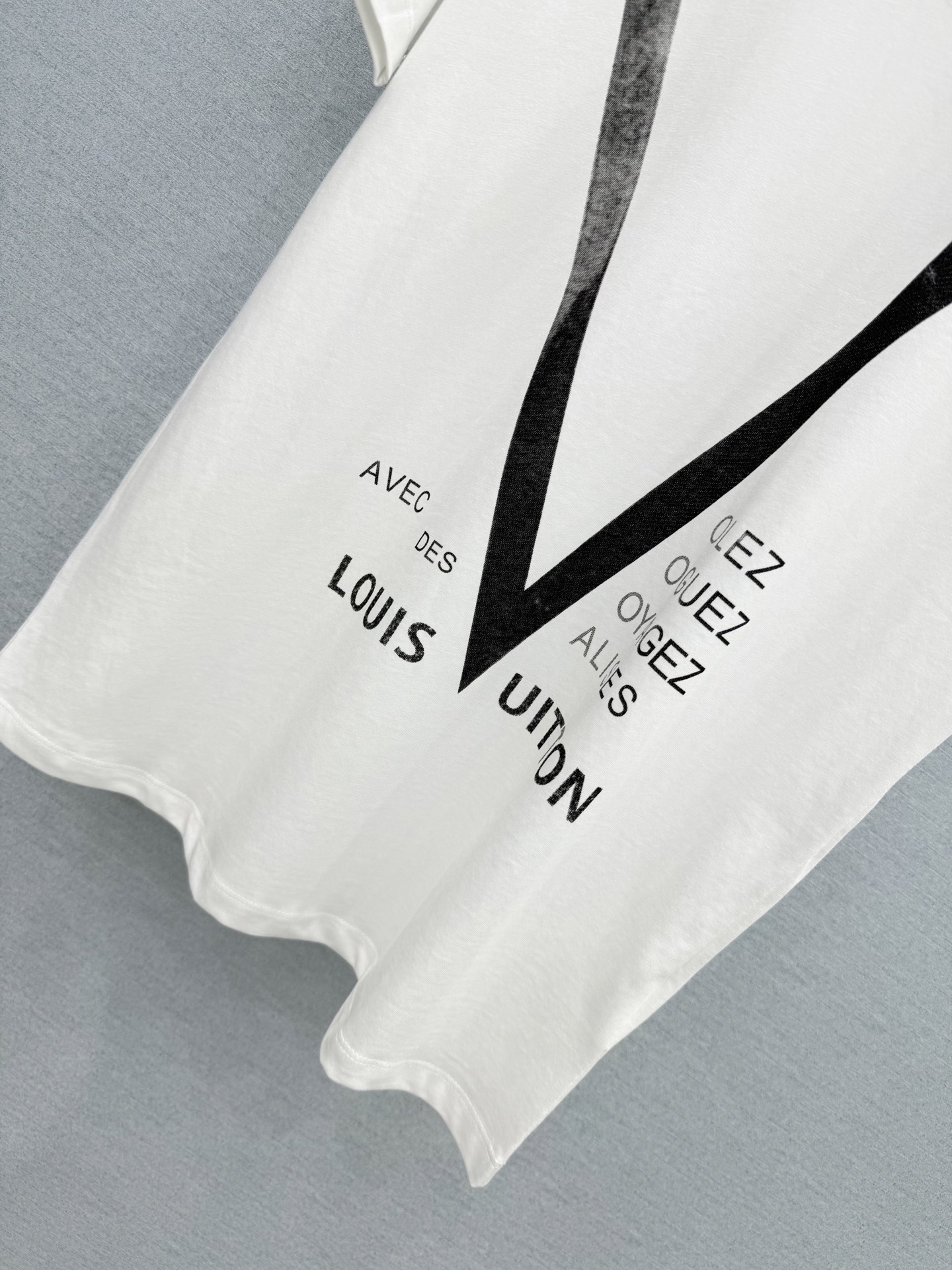 🛒𝐍𝐄𝐖 · 𝟐𝟎𝟐6/爆款现货 【原单品质】L*｜2026新款字母印花T恤 高订面料，百搭版型  ，上身的触感谁穿谁知