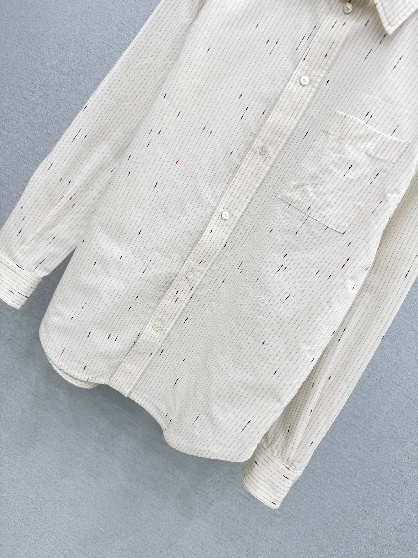 🛒𝐍𝐄𝐖 · 𝟐𝟎𝟐6/爆款现货 【原单品质】Ch*｜2026新品订制条纹刺绣衬衫 精致版型，高级肌理细腻  极简主义常