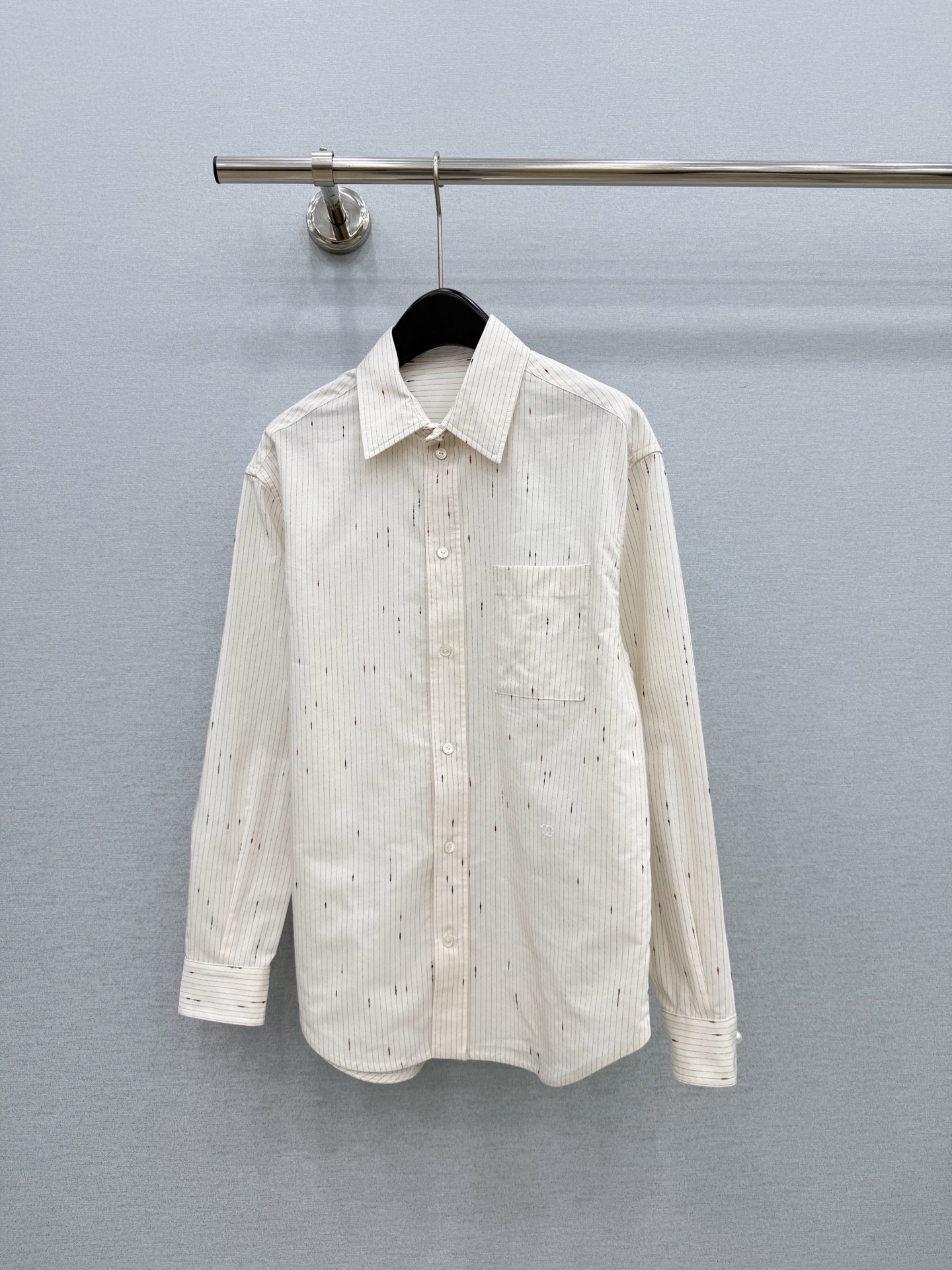 🛒𝐍𝐄𝐖 · 𝟐𝟎𝟐6/爆款现货 【原单品质】Ch*｜2026新品订制条纹刺绣衬衫 精致版型，高级肌理细腻  极简主义常