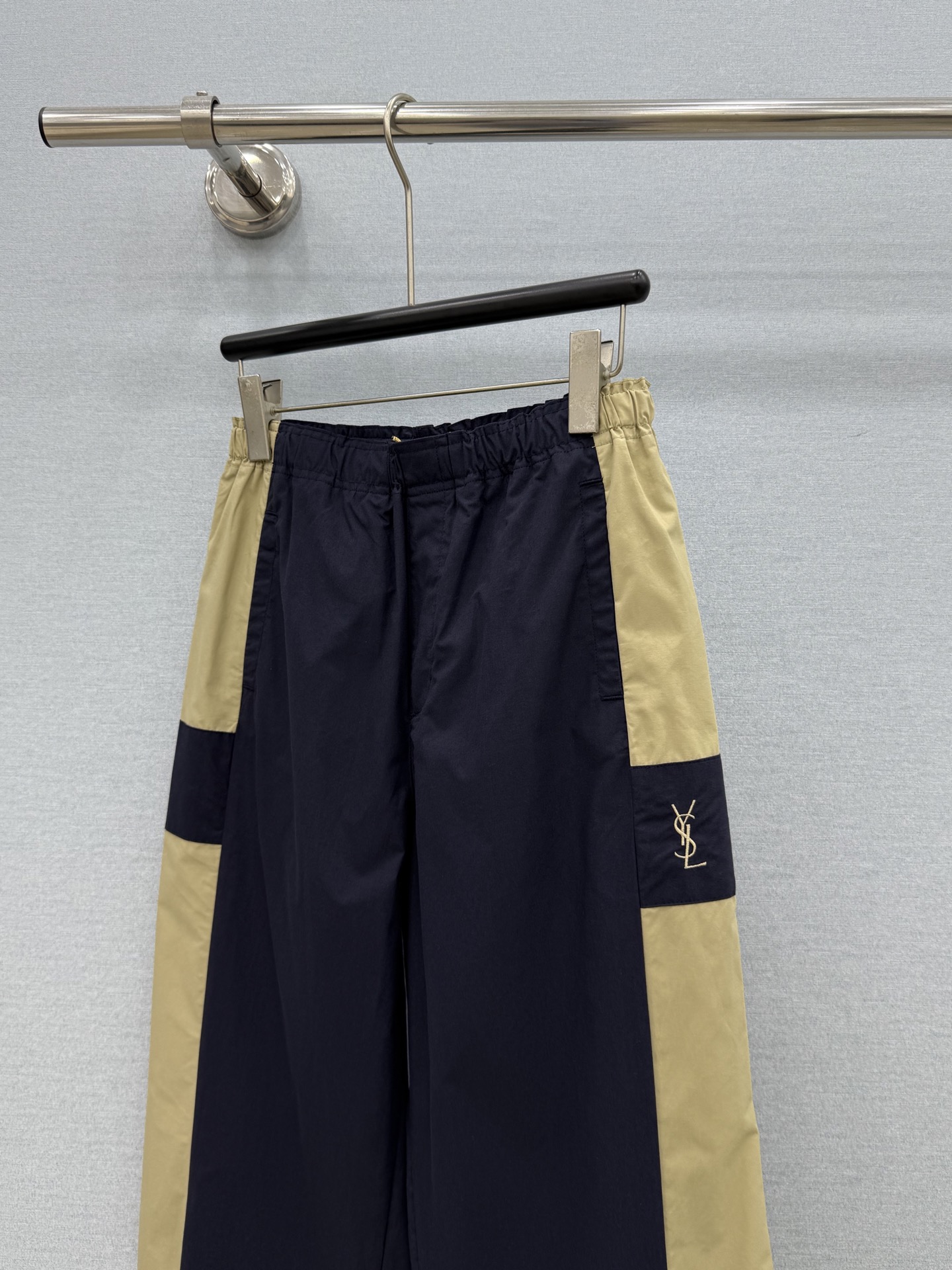 🛒𝐍𝐄𝐖 · 𝟐𝟎𝟐6/爆款现货 【原单品质】Y*｜撞色工装式刺绣休闲裤 颜色百搭高级 定制版型尽显高级随意感 视觉盛宴