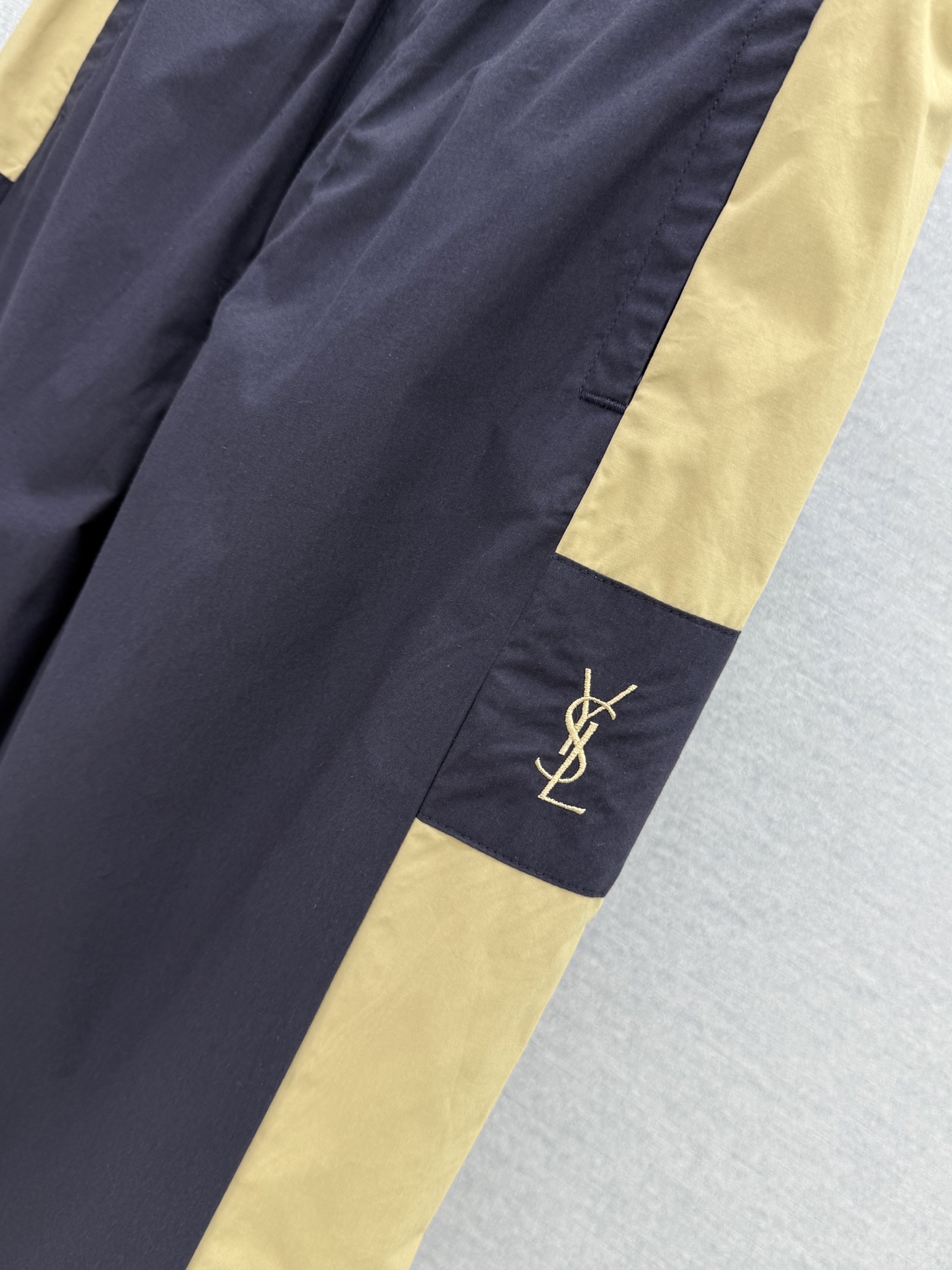 🛒𝐍𝐄𝐖 · 𝟐𝟎𝟐6/爆款现货 【原单品质】Y*｜撞色工装式刺绣休闲裤 颜色百搭高级 定制版型尽显高级随意感 视觉盛宴