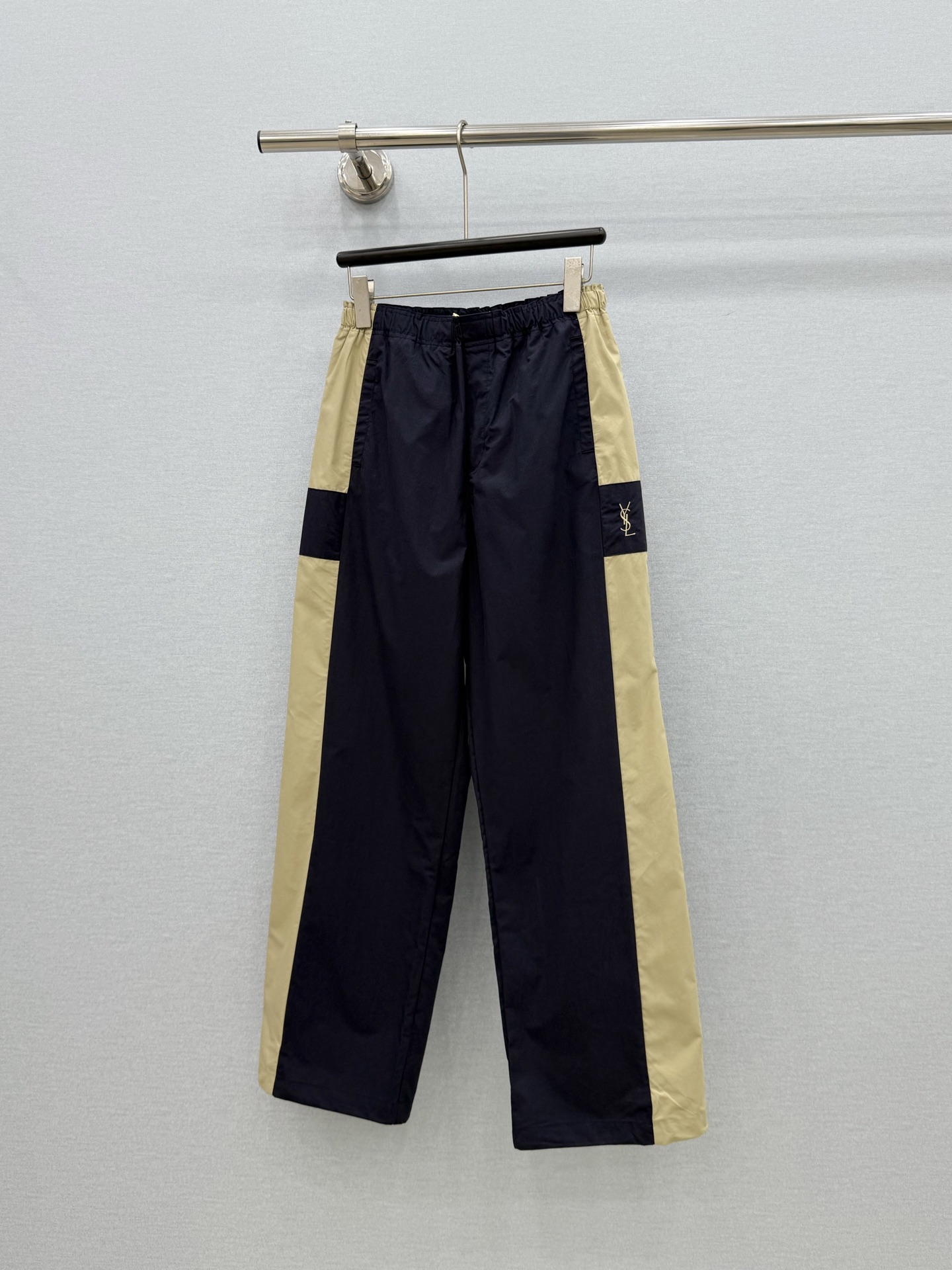 NO:933941,· 6/Hot items in stock [Original quality] Y*｜Contrasting color workwear-style embroidered casual pants. Versatile and high-end colors. The customized version shows a sense of high-end casualness. A visual feast. A must-have versatile item for all seasons. Customized fabrics, great texture, full of lazy style. A must-have item for goddesses!  The version is versatile and not picky, the lines are elongated and the proportions are so beautiful that you don’t want to miss it!  The quality of workmanship depends on the details. Series models. Navy blue S M L /, saint laurent-clothing, saint laurent,19860909· 6/爆款现货【原单品质】Y*｜撞色工装式刺绣休闲裤 颜色百搭高级 定制版型尽显高级随意感 视觉盛宴 四季必入的百搭单品 订制面料,质感巨好,慵懒范儿十足 女神必入神器！ 版型百搭不挑人 拉长线条比例 上身美的不要不要的！ 做工品质看细节 系列款 藏蓝 S M L /,圣罗兰-服装,saint laurent,,Women's clothing
