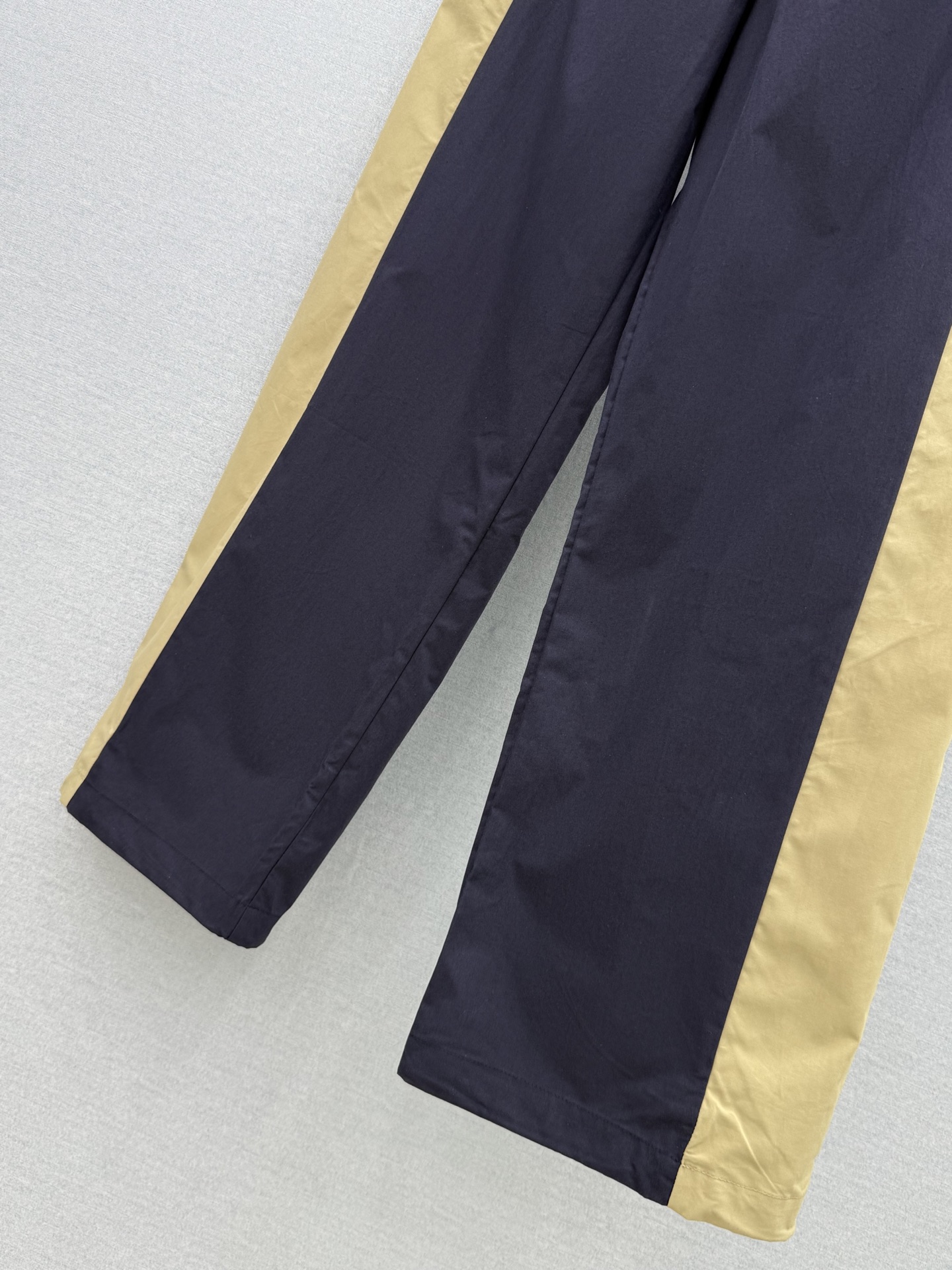 🛒𝐍𝐄𝐖 · 𝟐𝟎𝟐6/爆款现货 【原单品质】Y*｜撞色工装式刺绣休闲裤 颜色百搭高级 定制版型尽显高级随意感 视觉盛宴