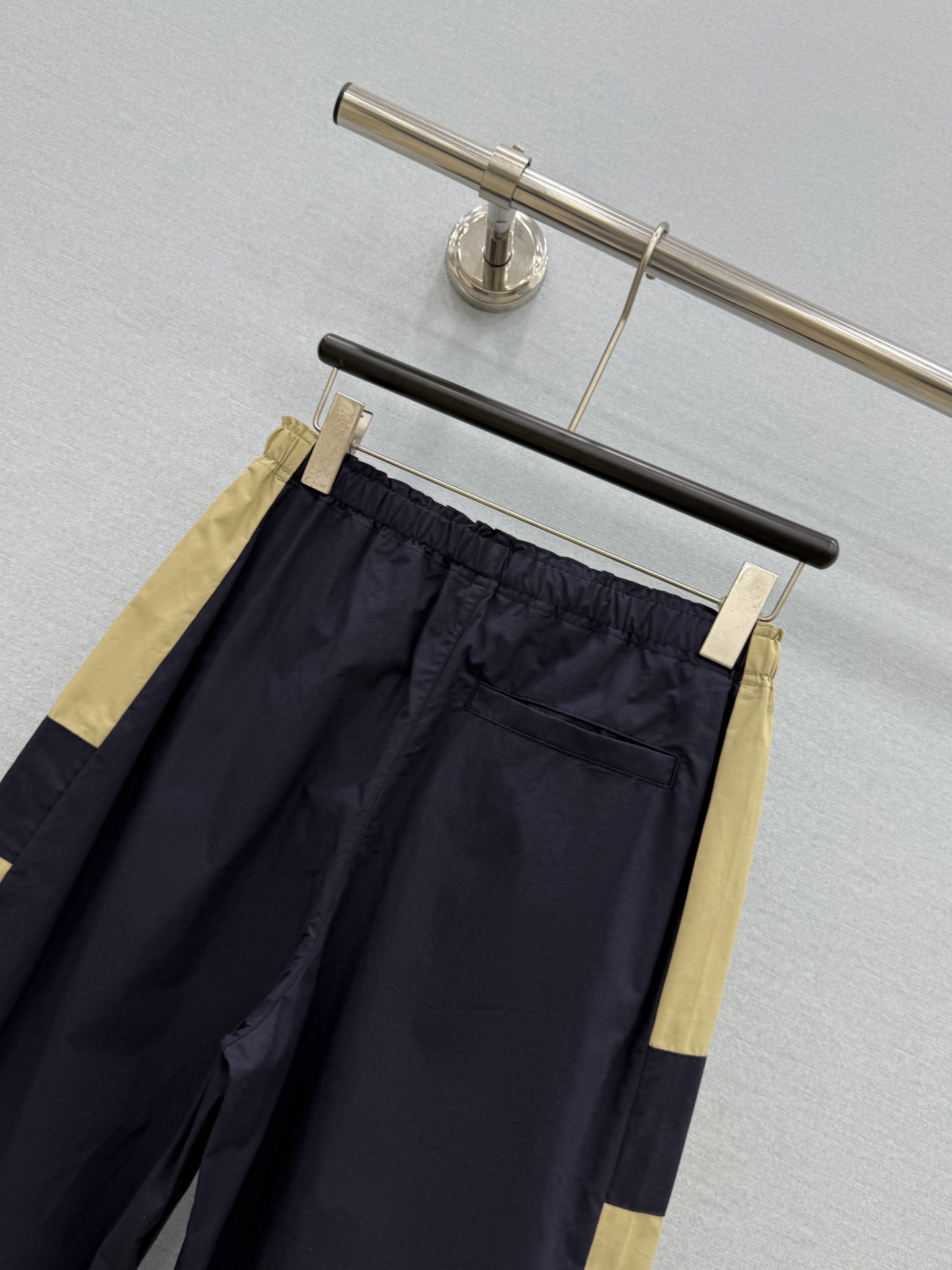 🛒𝐍𝐄𝐖 · 𝟐𝟎𝟐6/爆款现货 【原单品质】Y*｜撞色工装式刺绣休闲裤 颜色百搭高级 定制版型尽显高级随意感 视觉盛宴