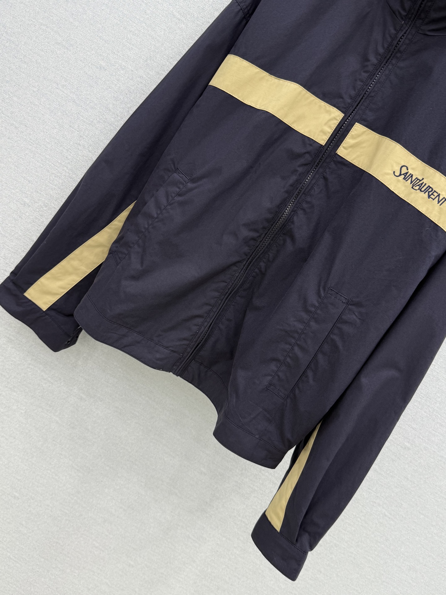 🛒𝐍𝐄𝐖 · 𝟐𝟎𝟐6/爆款现货 【原单品质】Y*｜撞色工装式刺绣外套 颜色百搭高级 定制版型尽显高级随意感 视觉盛宴 