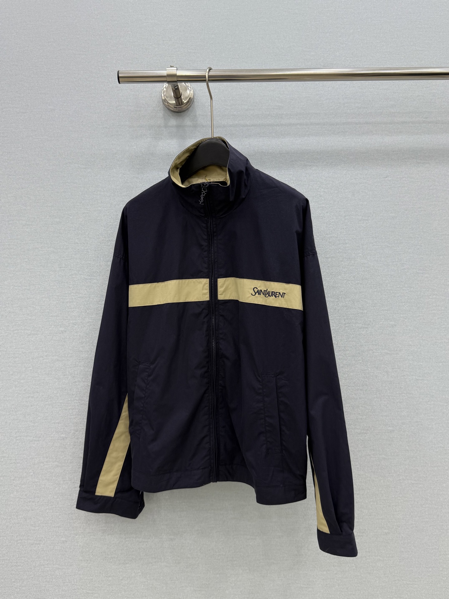 NO:933895,· 6/Hot items in stock [Original quality] Y*｜Contrasting color workwear-style embroidered jacket. Versatile and high-end colors. Customized version gives a sense of high-end casualness. A visual feast. A must-have versatile item for all seasons. Customized fabrics, great texture, full of lazy style. A must-have item for goddesses!  The version is versatile and not picky, the lines are elongated and the proportions are so beautiful that you don’t want to miss it!  The quality of workmanship depends on the details. Series models, navy blue S M L /C,, jackets & coats,19860909· 6/爆款现货【原单品质】Y*｜撞色工装式刺绣外套 颜色百搭高级 定制版型尽显高级随意感 视觉盛宴 四季必入的百搭单品 订制面料,质感巨好,慵懒范儿十足 女神必入神器！ 版型百搭不挑人 拉长线条比例 上身美的不要不要的！ 做工品质看细节 系列款 藏蓝 S M L /C,,jackets & coats,,Women's clothing
