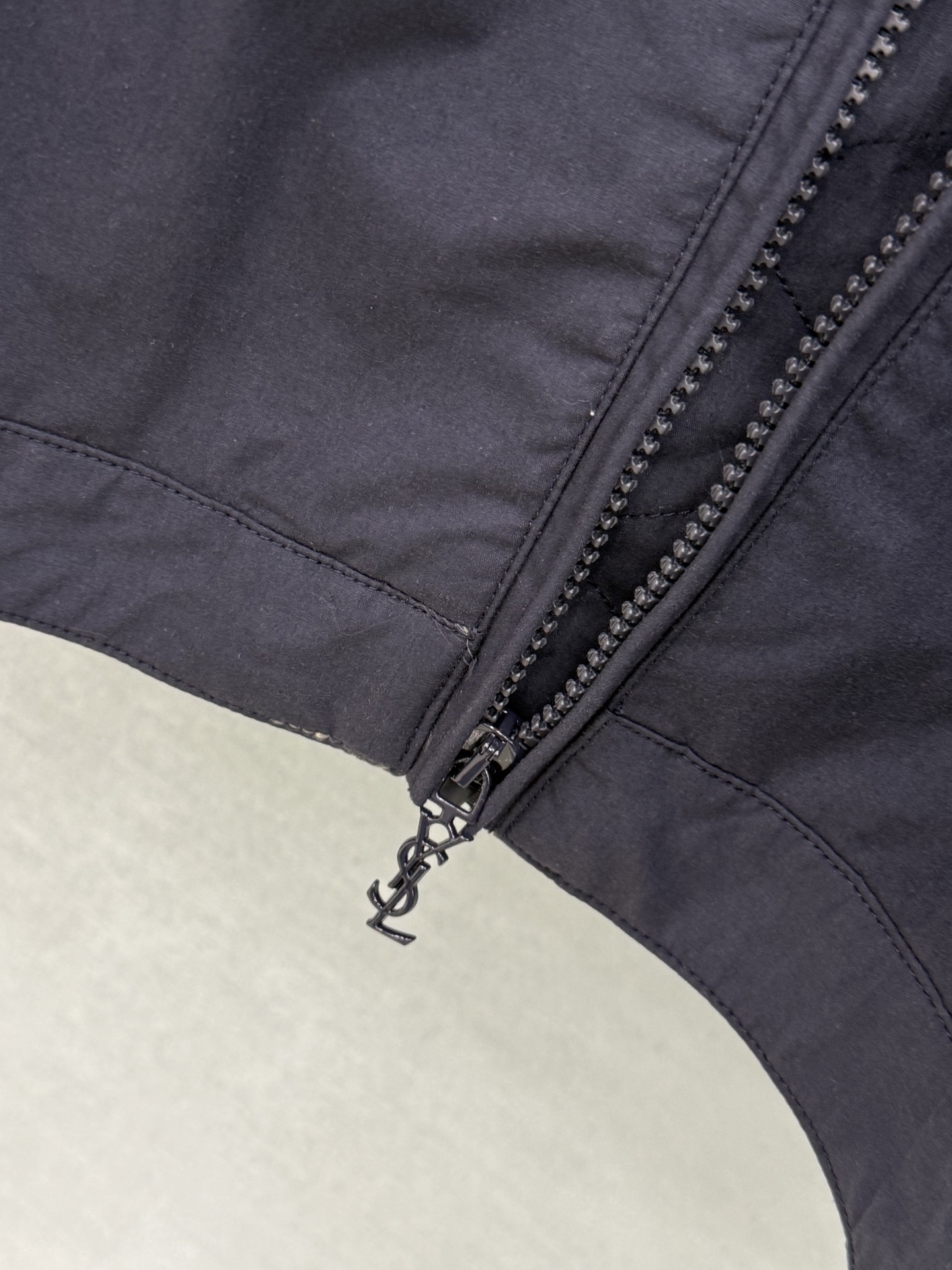 🛒𝐍𝐄𝐖 · 𝟐𝟎𝟐6/爆款现货 【原单品质】Y*｜撞色工装式刺绣外套 颜色百搭高级 定制版型尽显高级随意感 视觉盛宴 