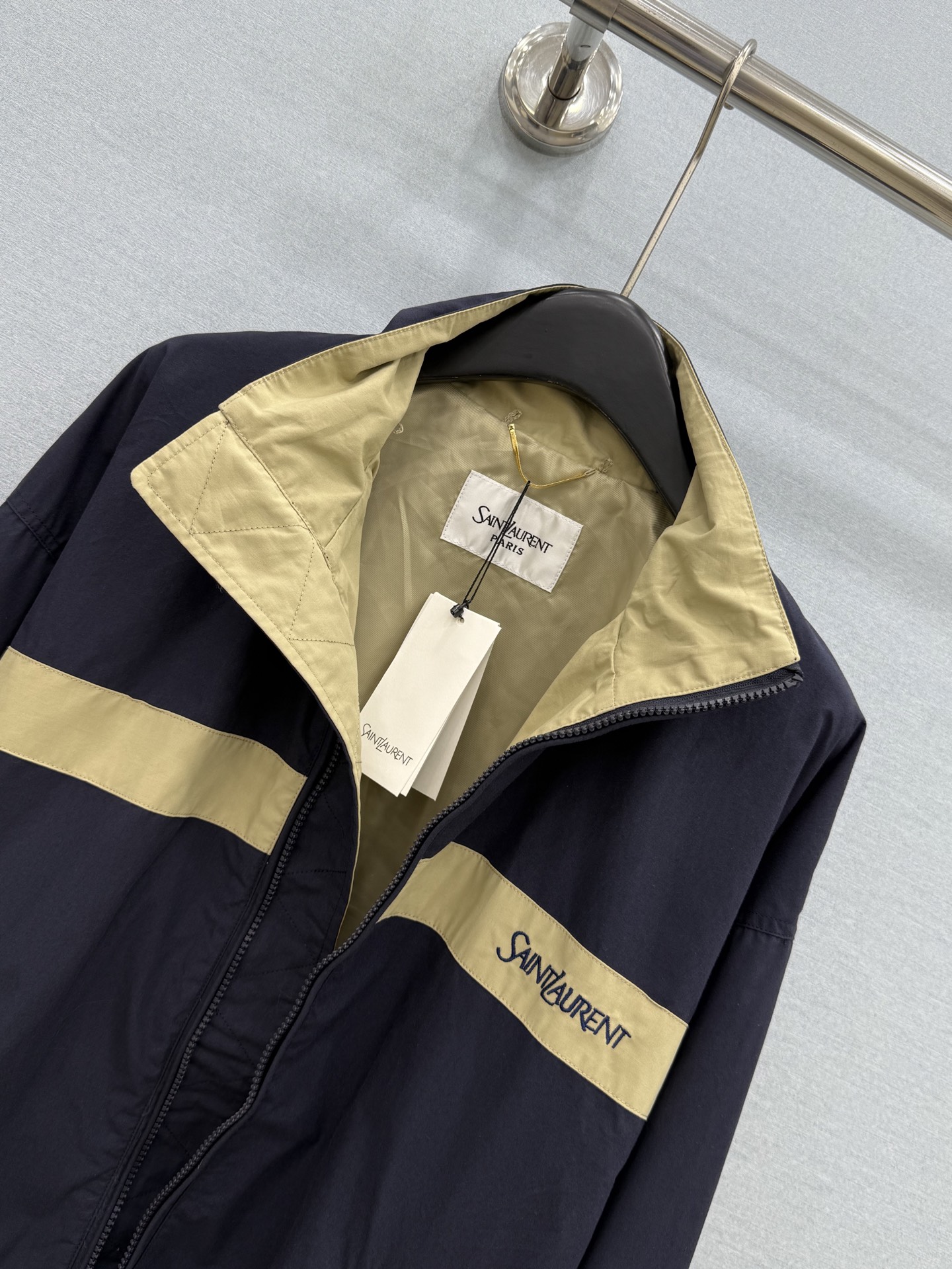 🛒𝐍𝐄𝐖 · 𝟐𝟎𝟐6/爆款现货 【原单品质】Y*｜撞色工装式刺绣外套 颜色百搭高级 定制版型尽显高级随意感 视觉盛宴 