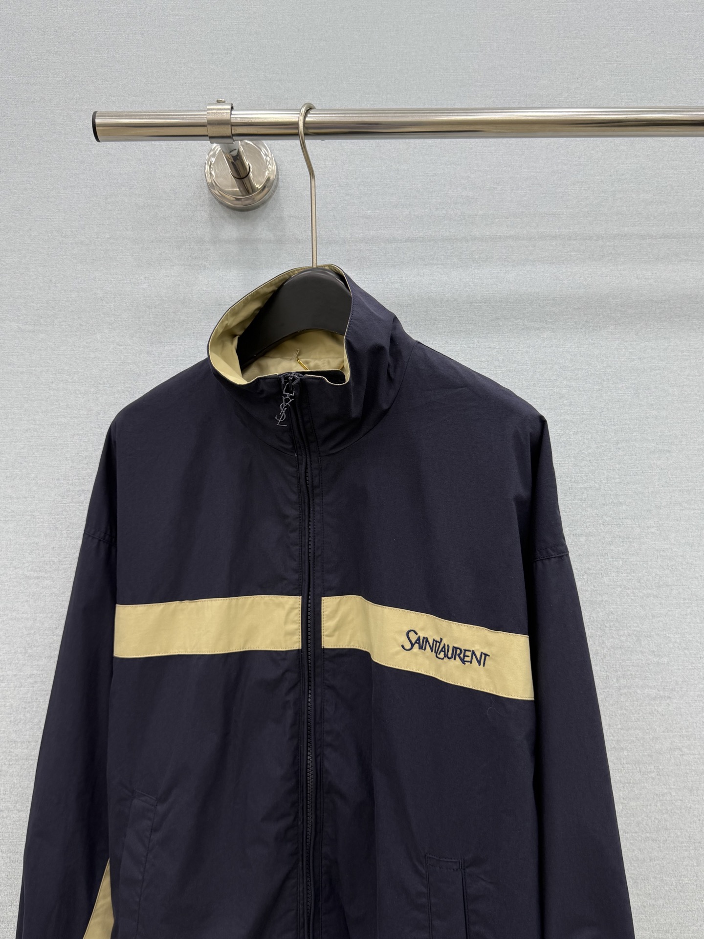 🛒𝐍𝐄𝐖 · 𝟐𝟎𝟐6/爆款现货 【原单品质】Y*｜撞色工装式刺绣外套 颜色百搭高级 定制版型尽显高级随意感 视觉盛宴 