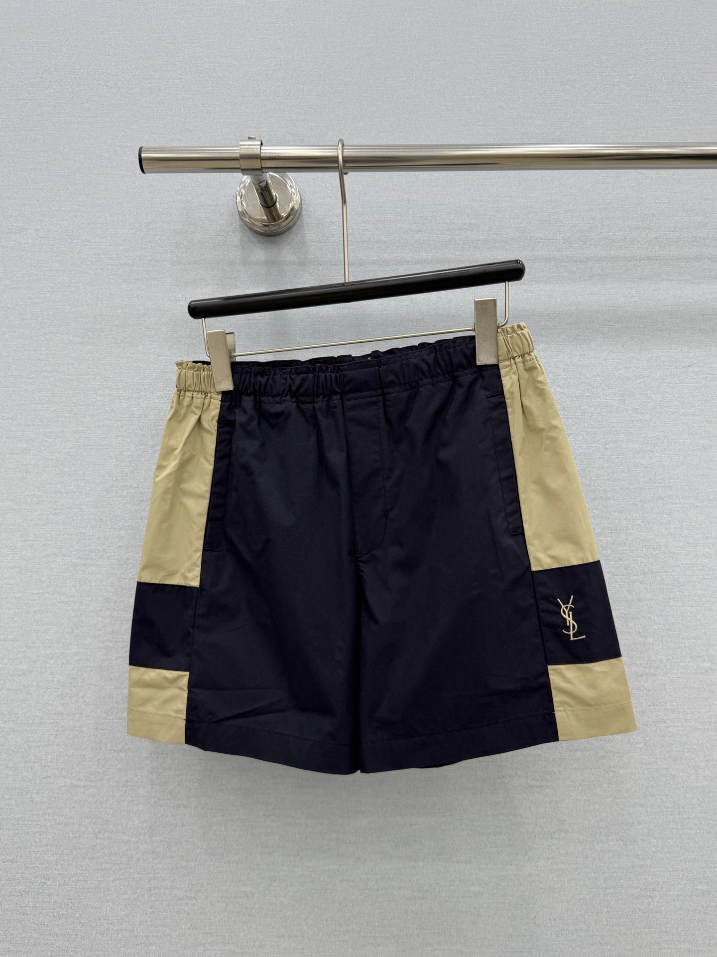 NO:933936,· 6/Hot items in stock [Original quality] Y*｜Contrasting color workwear-style embroidered casual shorts. Versatile and high-end colors. Customized version gives a sense of high-end casualness. A visual feast. A must-have versatile item for all seasons. Customized fabrics, great texture, full of lazy style. A must-have item for goddesses!  The version is versatile and not picky, the lines are elongated and the proportions are so beautiful that you don’t want to miss it!  The quality of workmanship depends on the details. Series models, navy blue S M L /, saint laurent-clothing, saint laurent, shorts,19860909· 6/爆款现货【原单品质】Y*｜撞色工装式刺绣休闲短裤 颜色百搭高级 定制版型尽显高级随意感 视觉盛宴 四季必入的百搭单品 订制面料,质感巨好,慵懒范儿十足 女神必入神器！ 版型百搭不挑人 拉长线条比例 上身美的不要不要的！ 做工品质看细节 系列款 藏蓝 S M L /,圣罗兰-服装,saint laurent,shorts,,Women's clothing