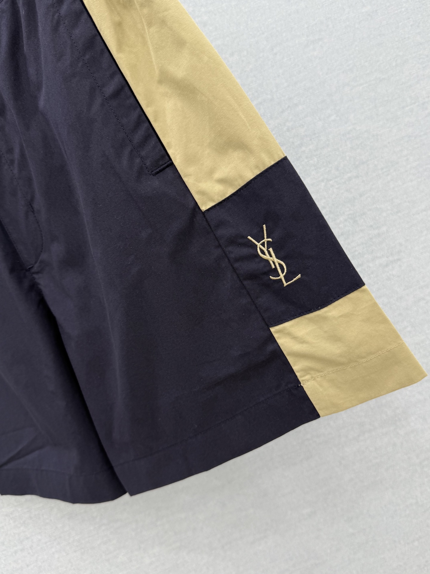 🛒𝐍𝐄𝐖 · 𝟐𝟎𝟐6/爆款现货 【原单品质】Y*｜撞色工装式刺绣休闲短裤 颜色百搭高级 定制版型尽显高级随意感 视觉盛