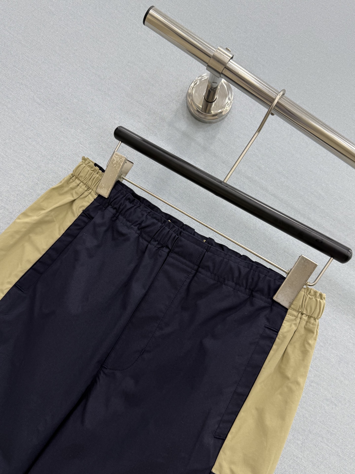 🛒𝐍𝐄𝐖 · 𝟐𝟎𝟐6/爆款现货 【原单品质】Y*｜撞色工装式刺绣休闲短裤 颜色百搭高级 定制版型尽显高级随意感 视觉盛