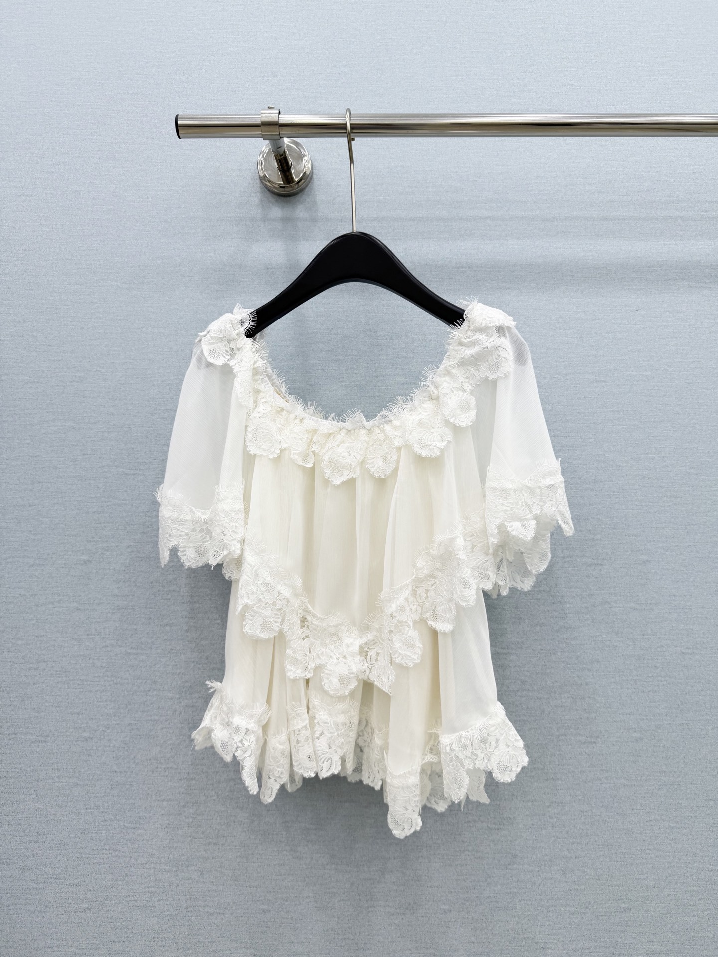 🛒𝐍𝐄𝐖 · 𝟐𝟎𝟐6/爆款现货 原单品质  小众｜26经典蛋糕式花边衬衫 法式风极致穿搭 最新系列单品 强烈推荐  宽