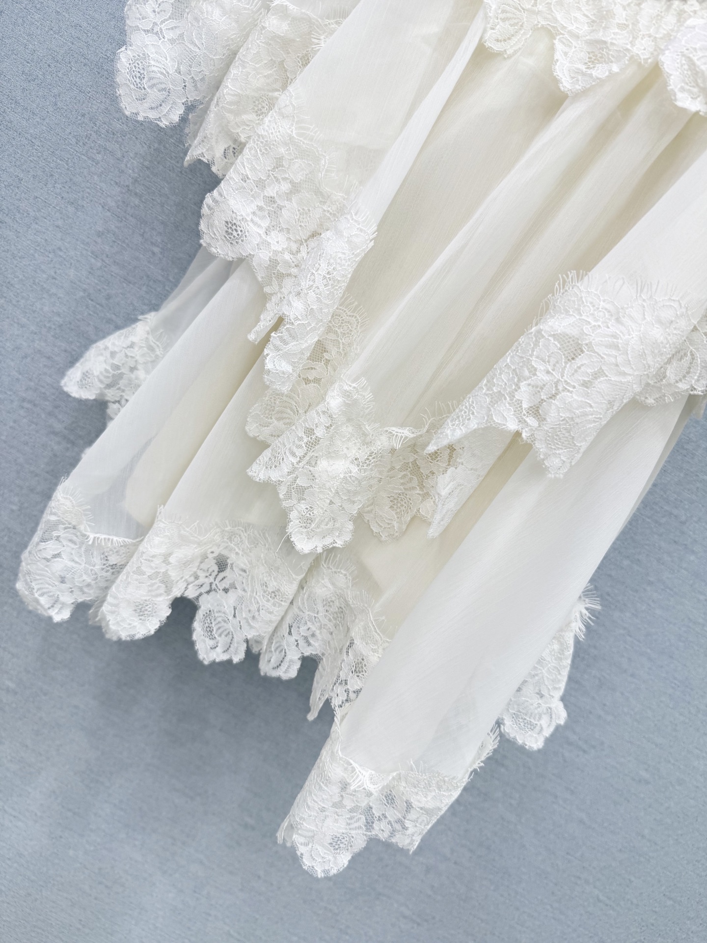 🛒𝐍𝐄𝐖 · 𝟐𝟎𝟐6/爆款现货 原单品质  小众｜26经典蛋糕式花边衬衫 法式风极致穿搭 最新系列单品 强烈推荐  宽