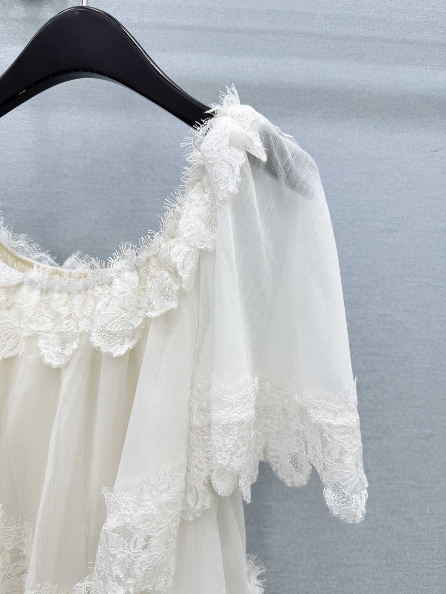 🛒𝐍𝐄𝐖 · 𝟐𝟎𝟐6/爆款现货 原单品质  小众｜26经典蛋糕式花边衬衫 法式风极致穿搭 最新系列单品 强烈推荐  宽